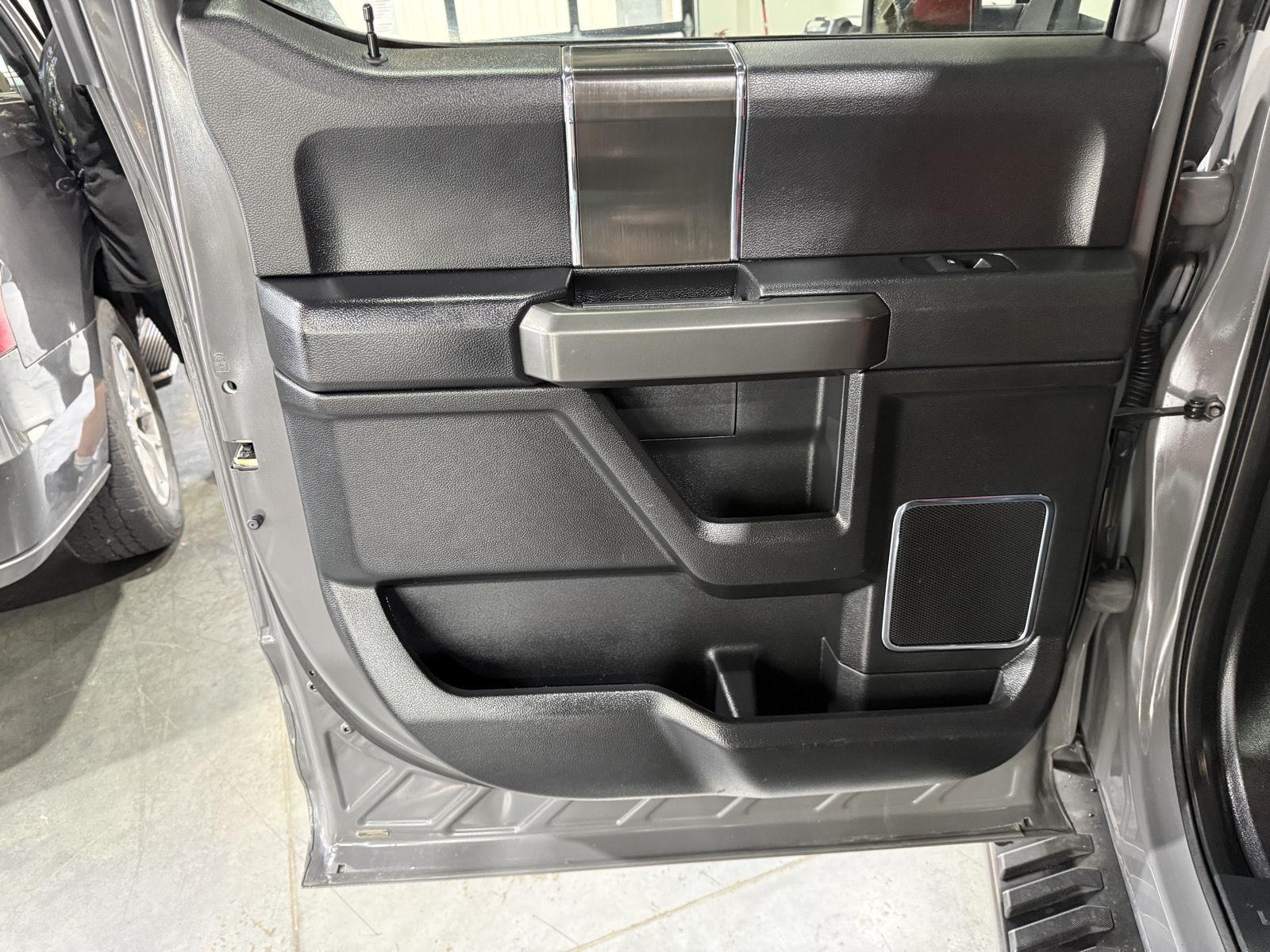 Vehicle photo 23