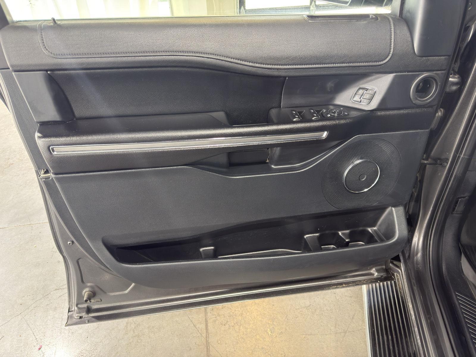 Vehicle photo 21