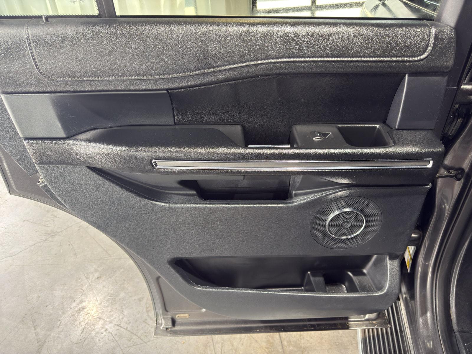 Vehicle photo 23