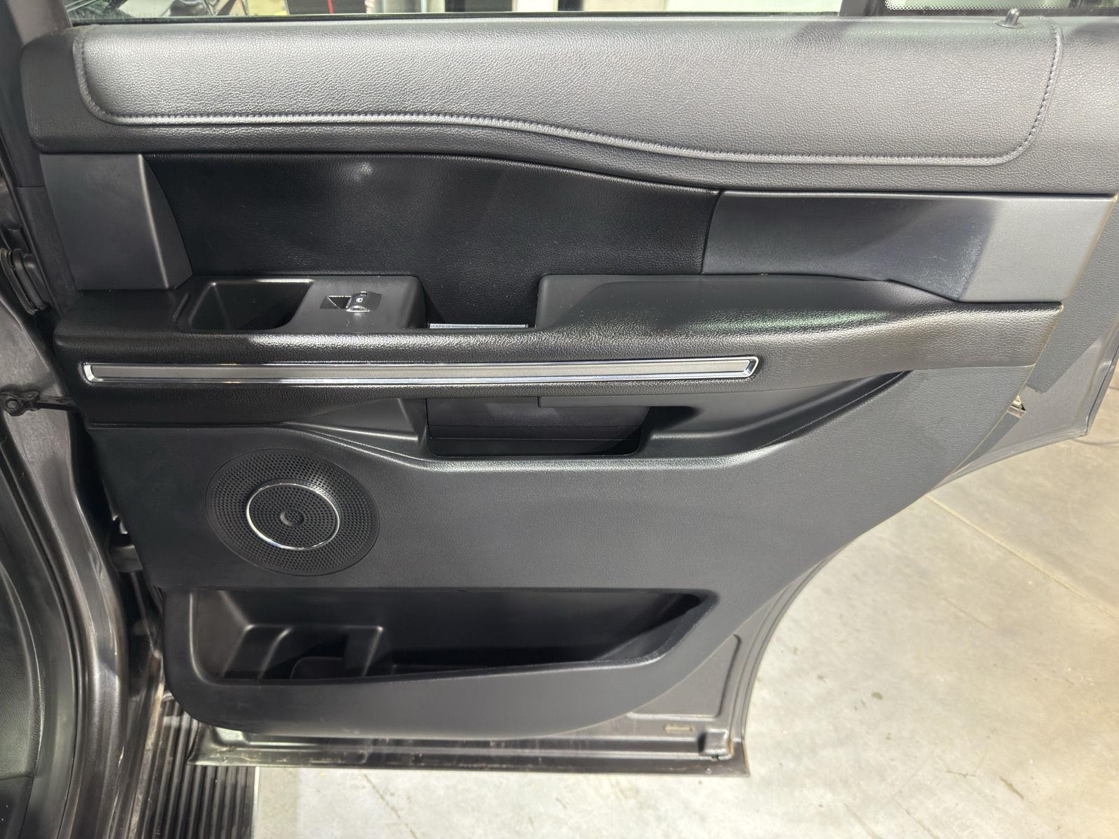 Vehicle photo 26
