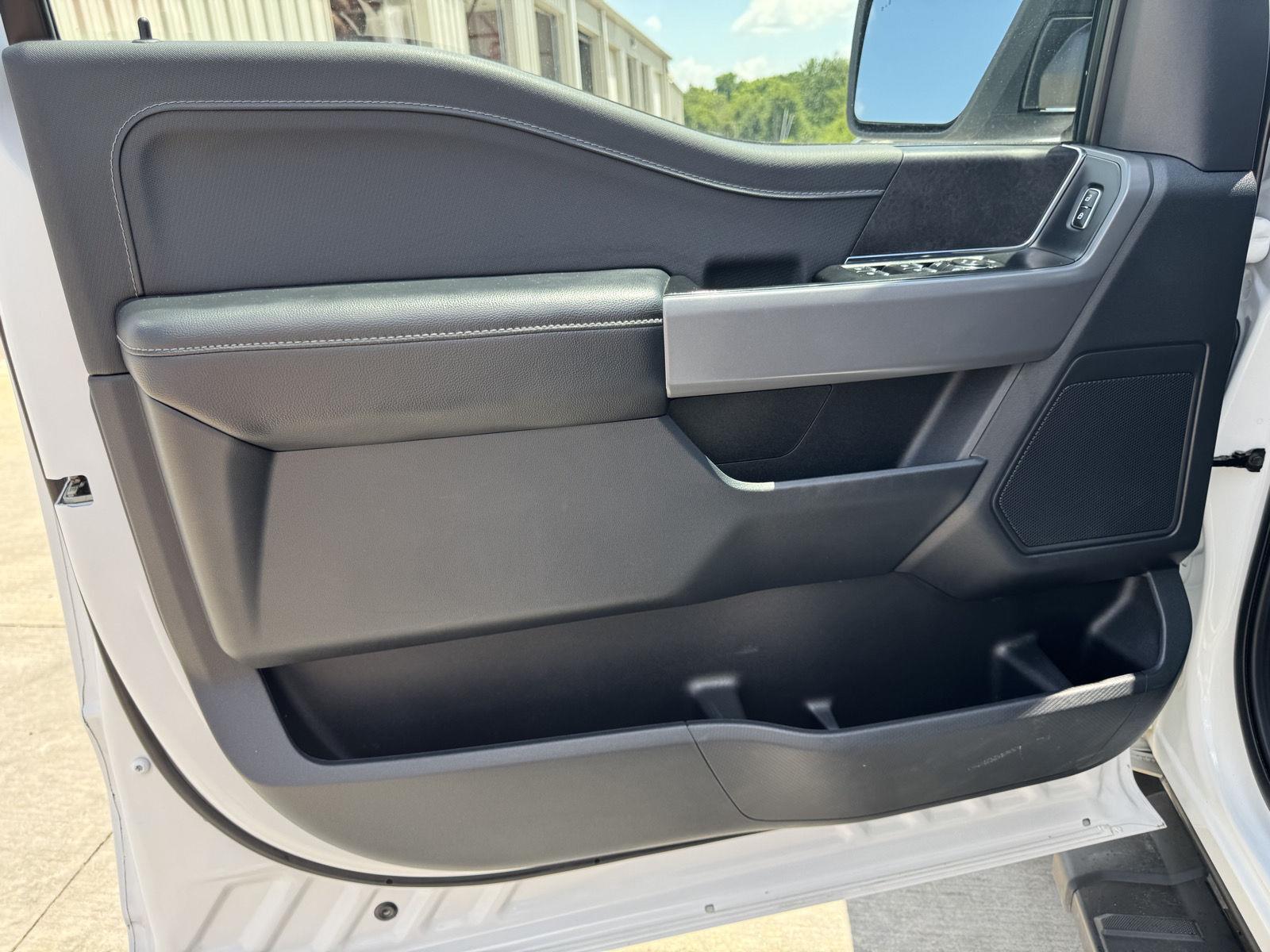 Vehicle photo 17