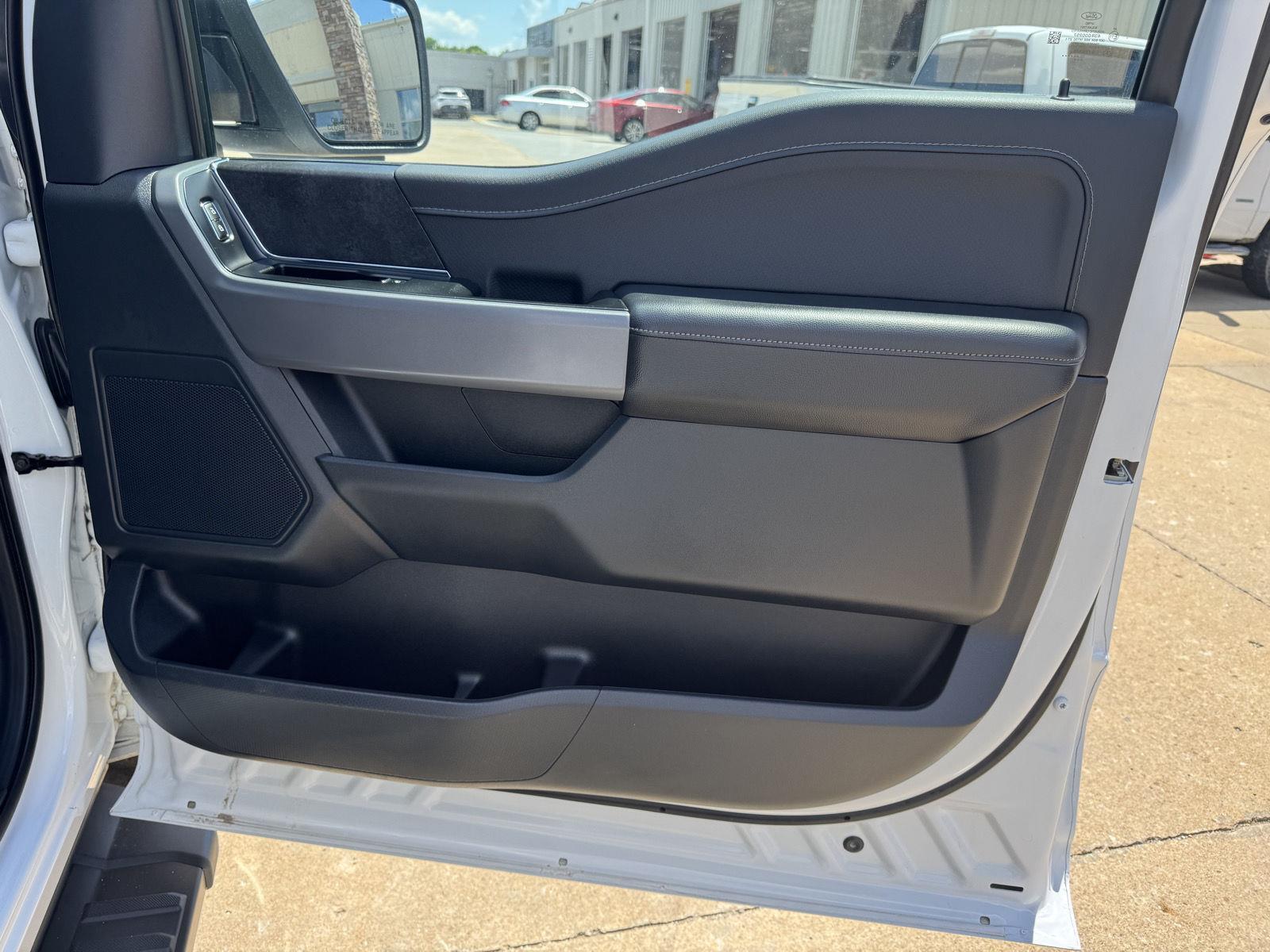 Vehicle photo 21