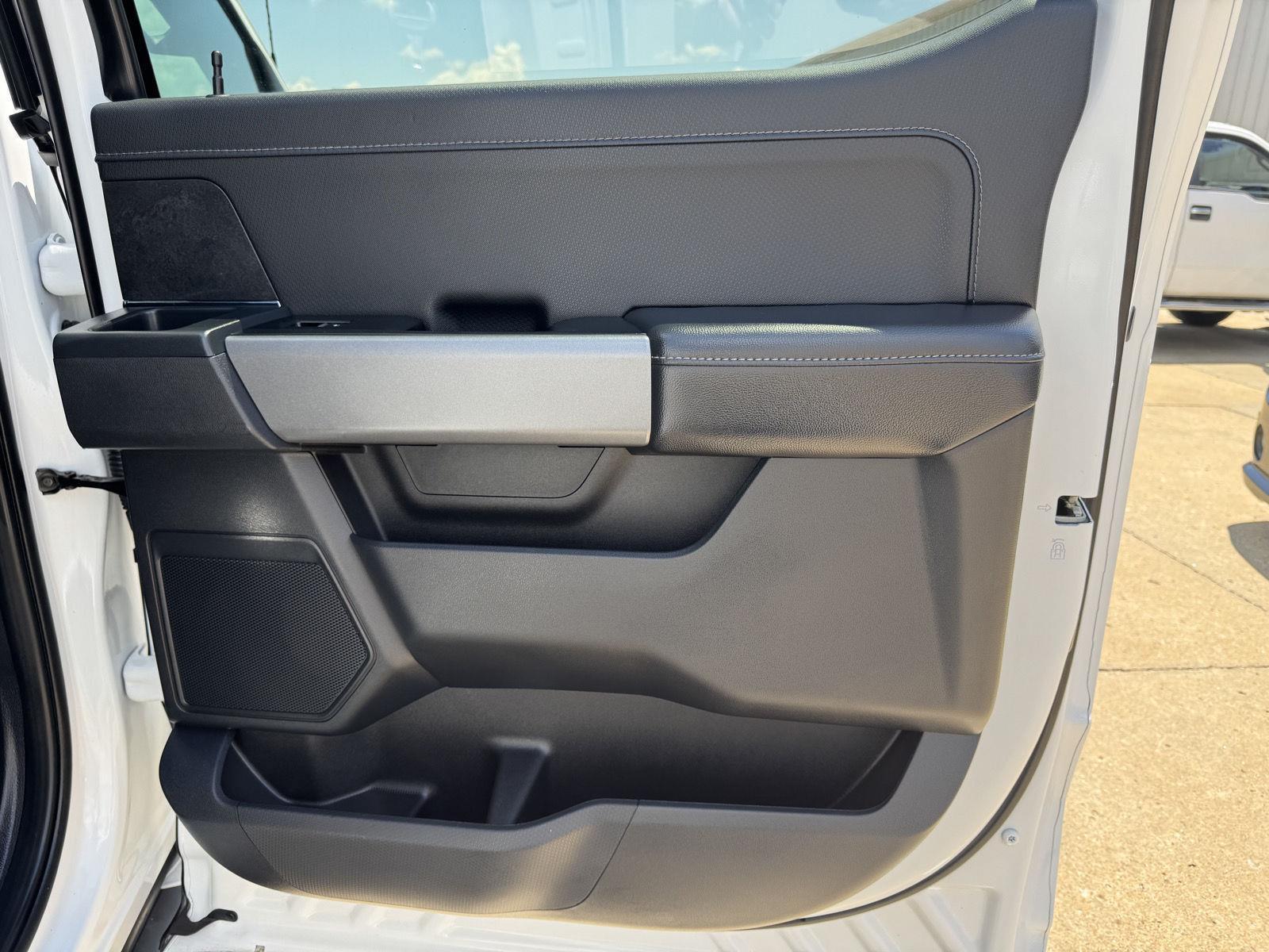 Vehicle photo 23