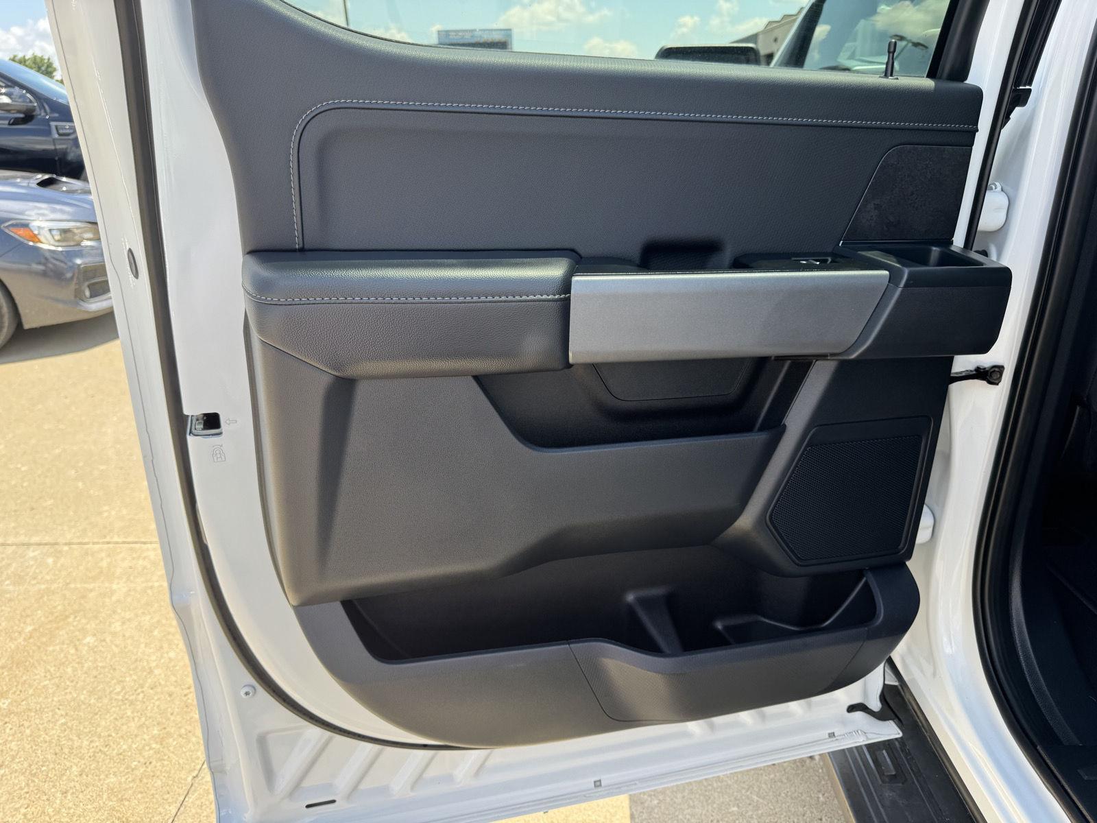 Vehicle photo 25