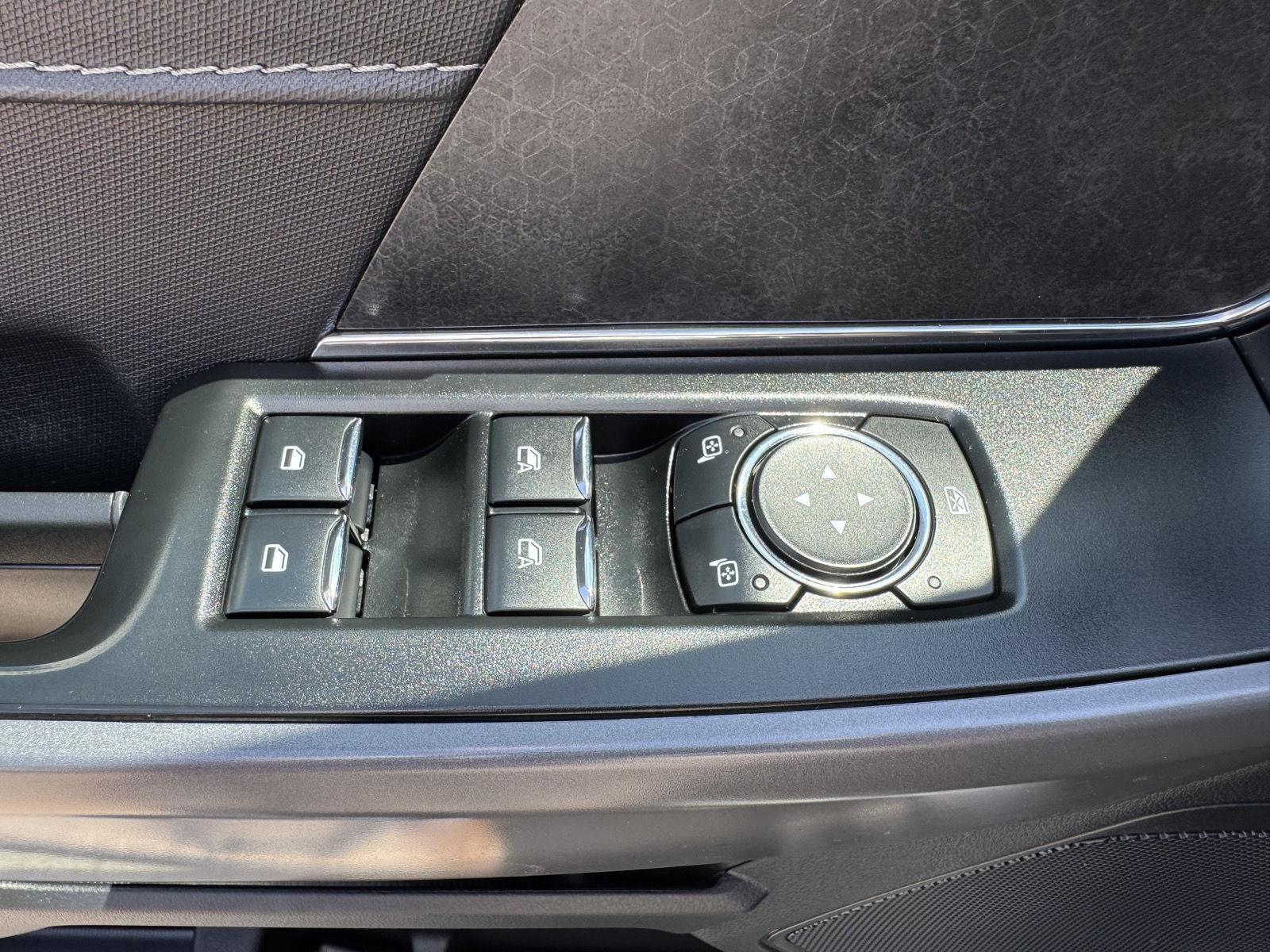 Vehicle photo 28
