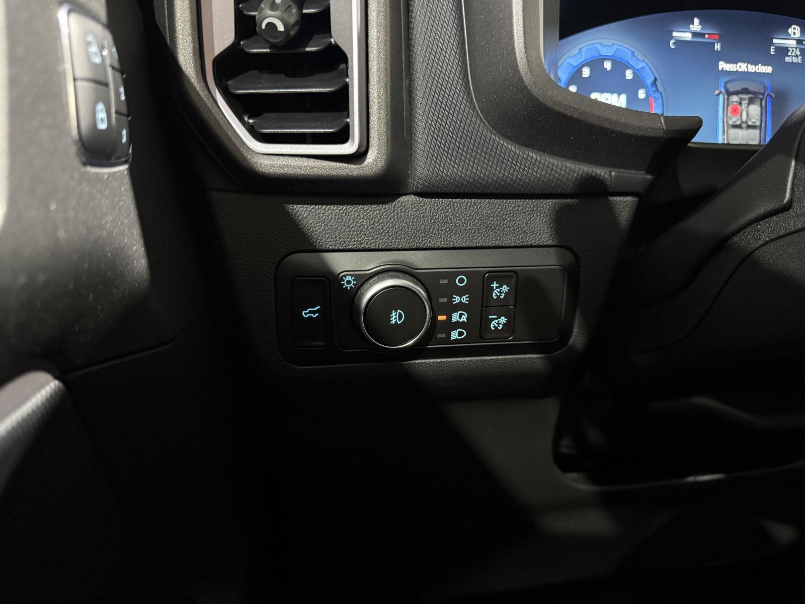 Vehicle photo 14
