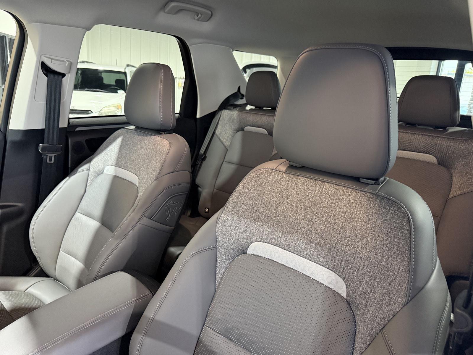 Vehicle photo 18