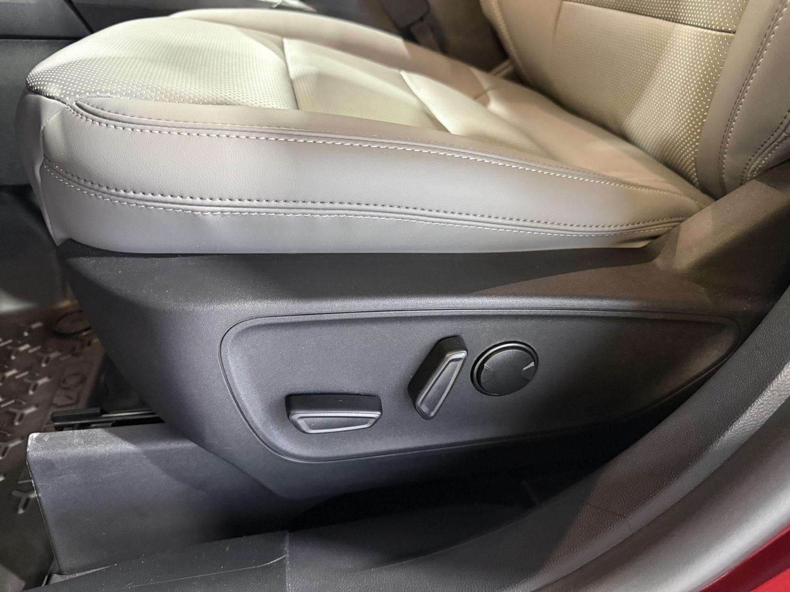 Vehicle photo 19