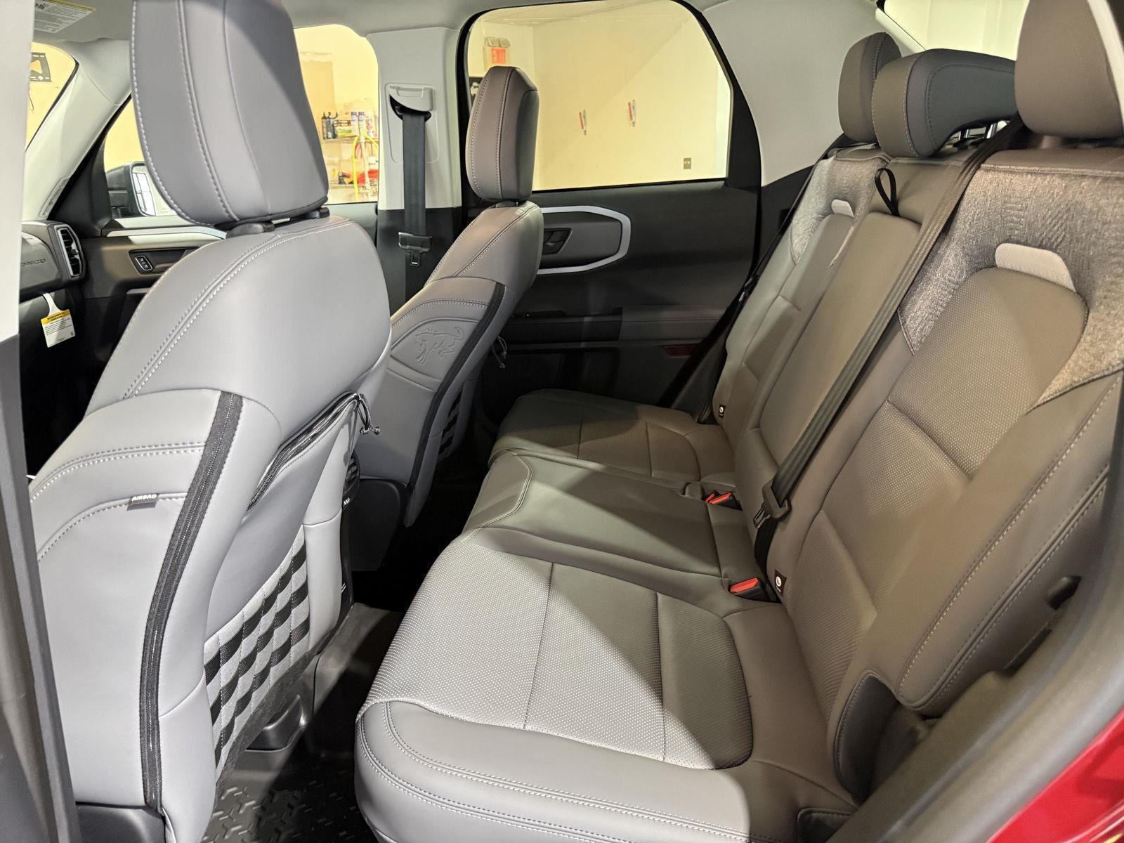 Vehicle photo 23