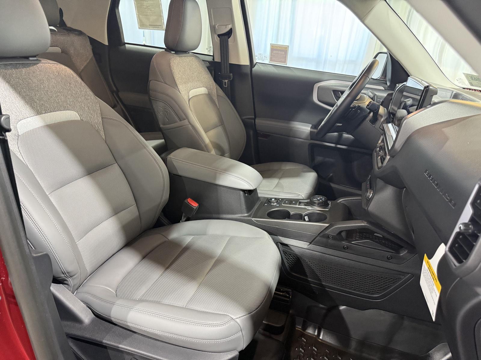 Vehicle photo 26