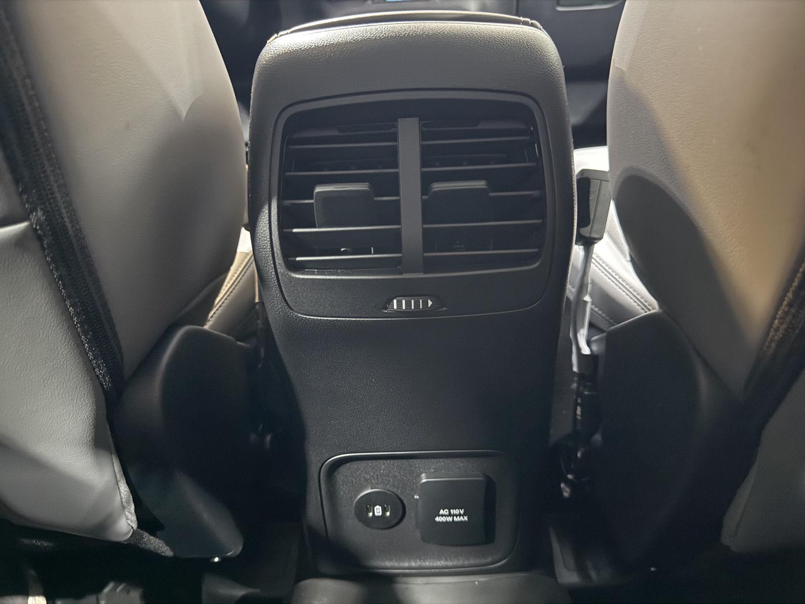 Vehicle photo 32