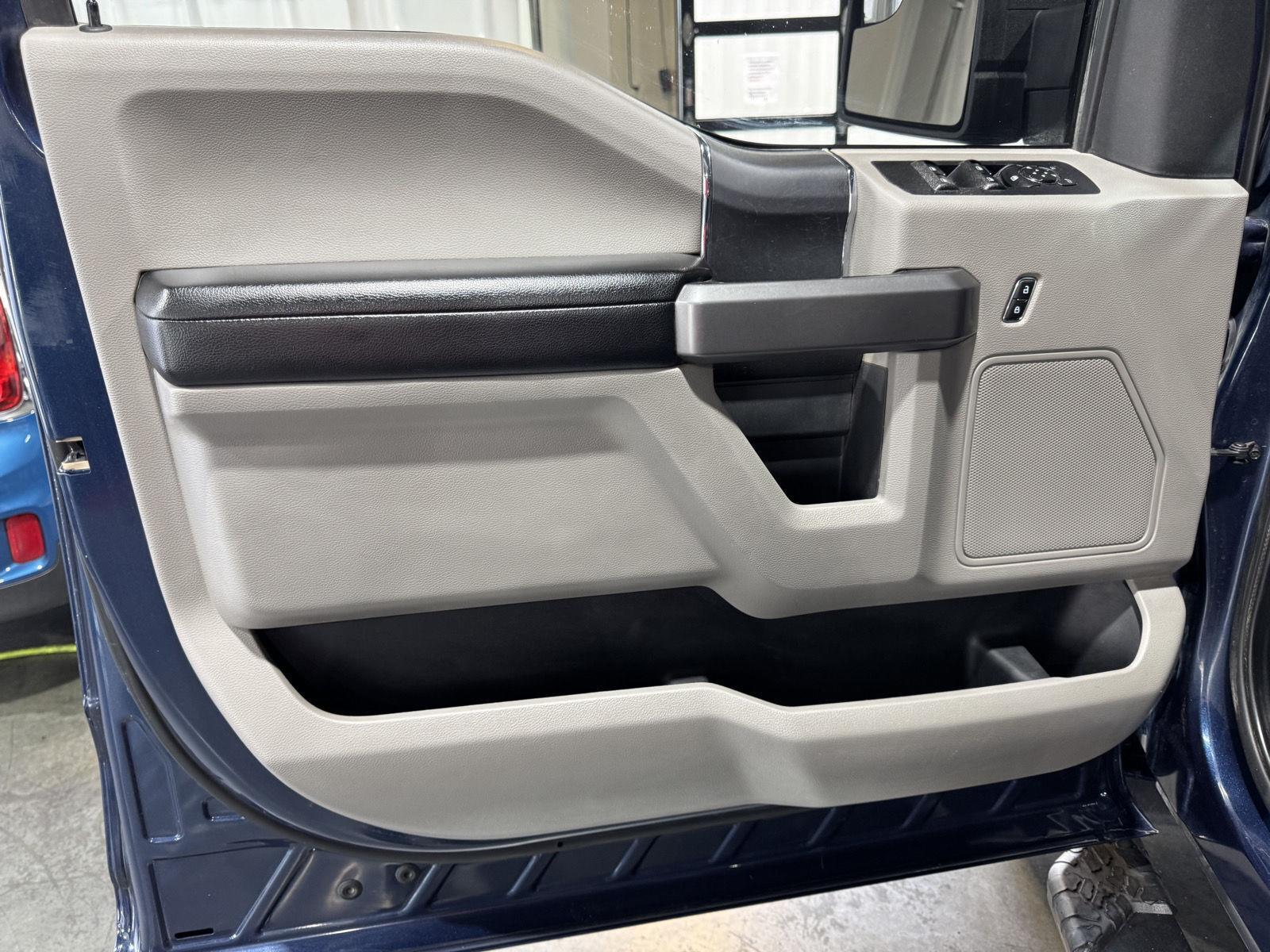Vehicle photo 16