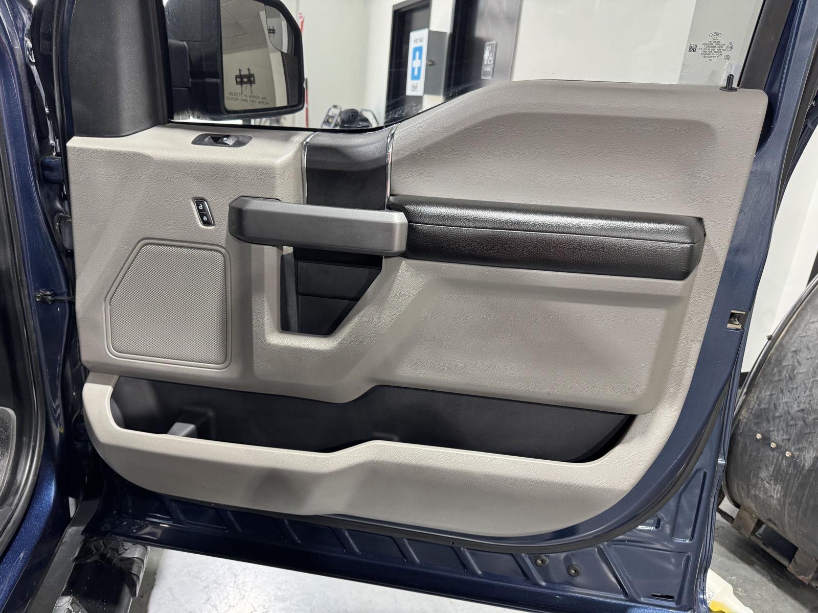 Vehicle photo 19