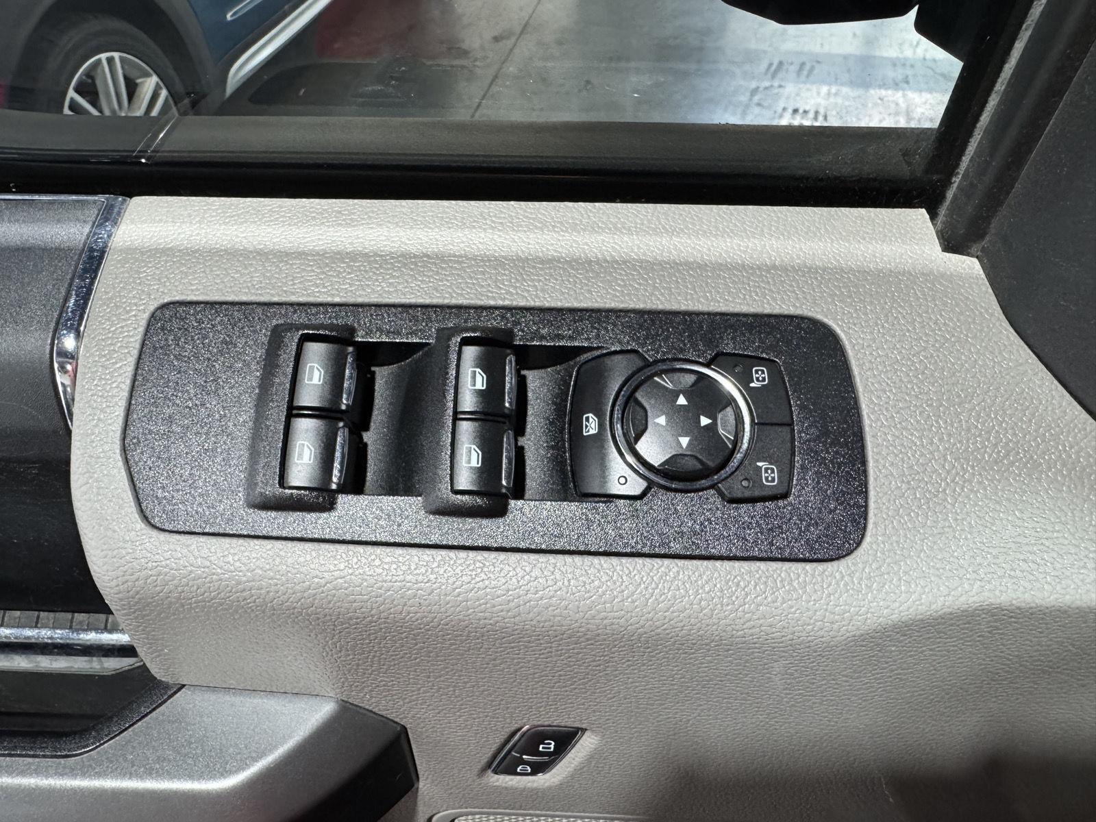 Vehicle photo 27