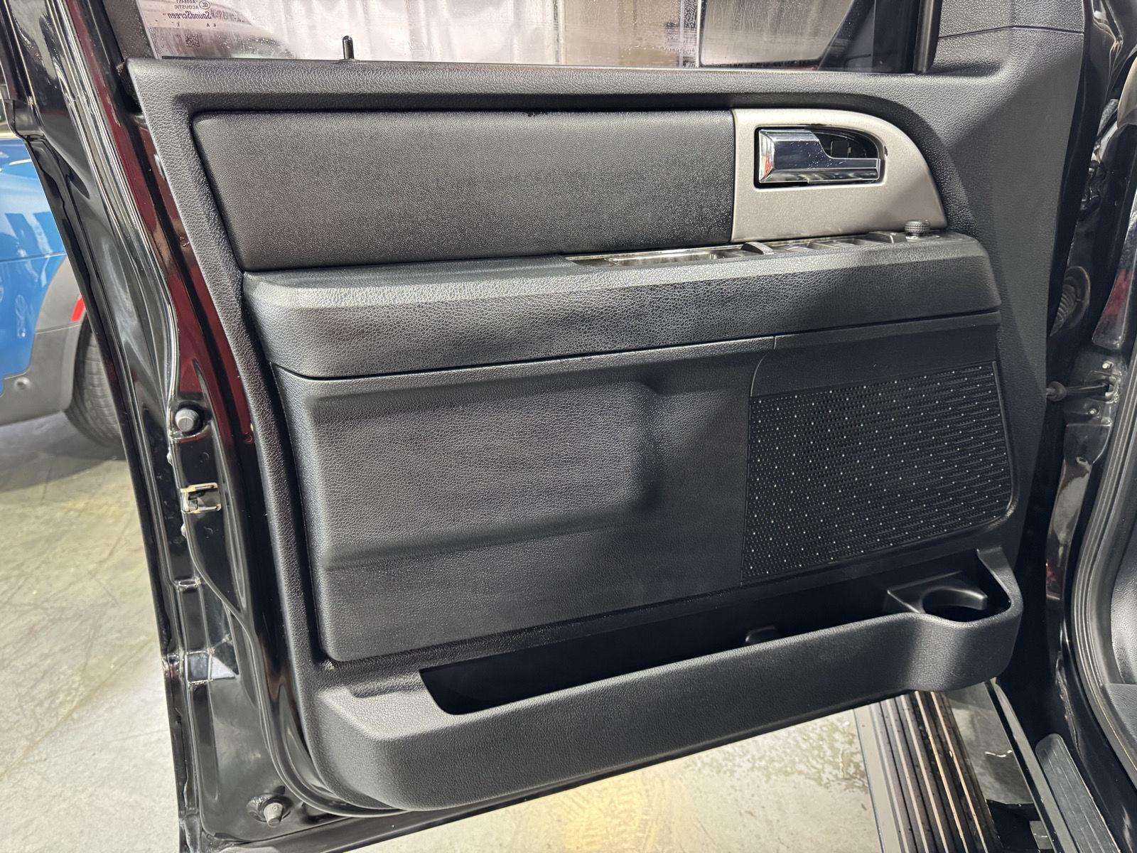 Vehicle photo 17