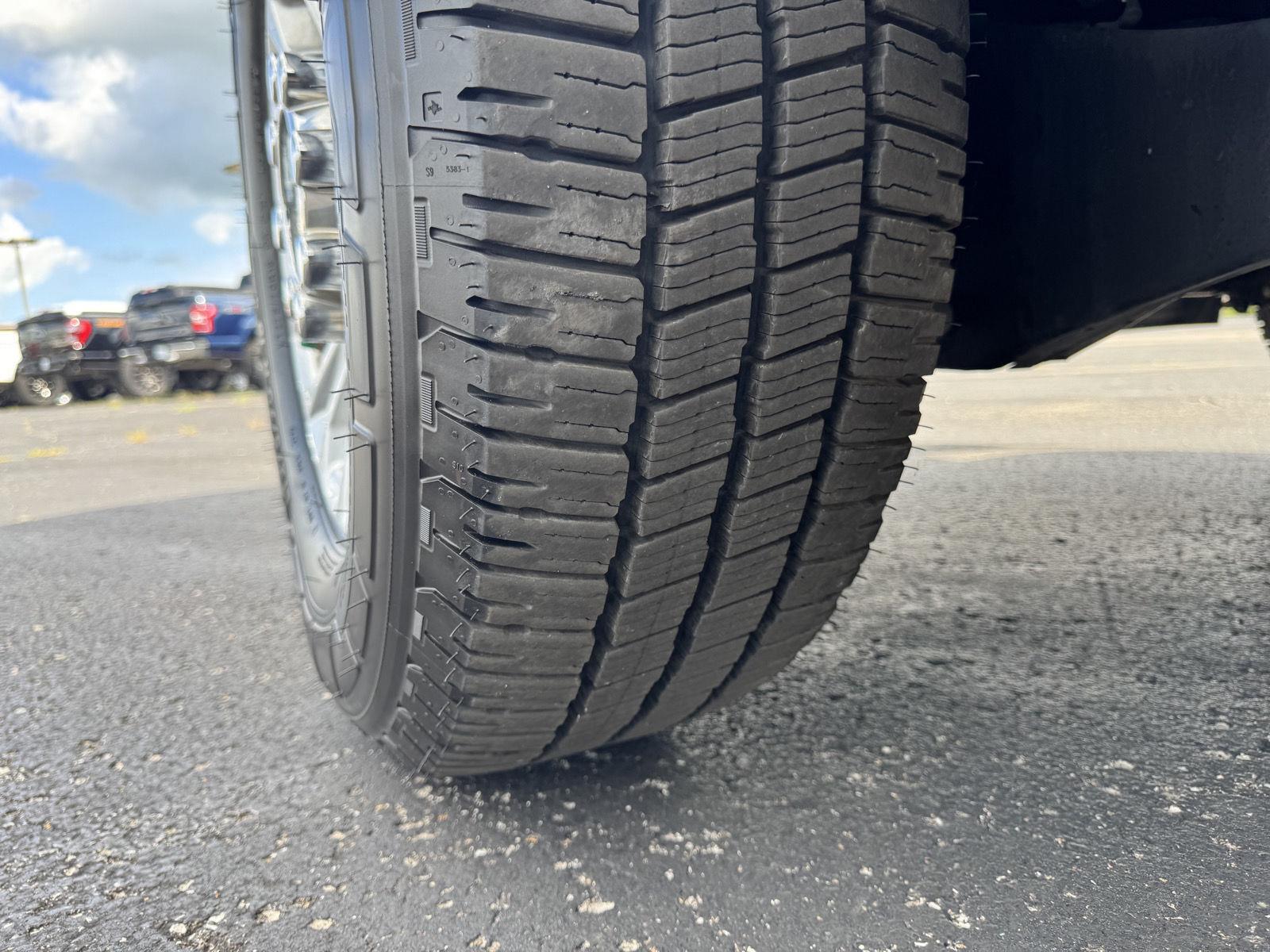 Vehicle photo 11