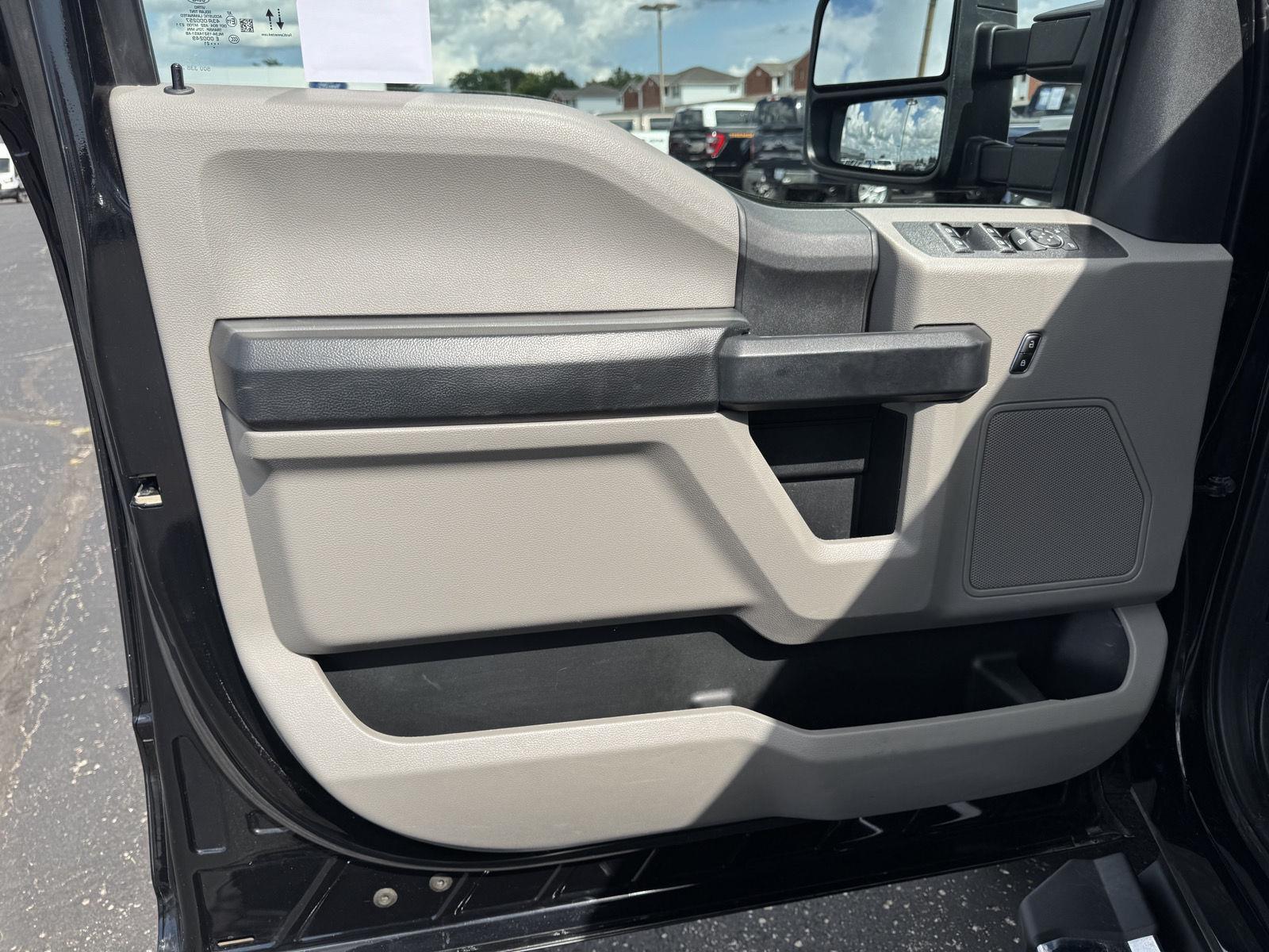 Vehicle photo 17