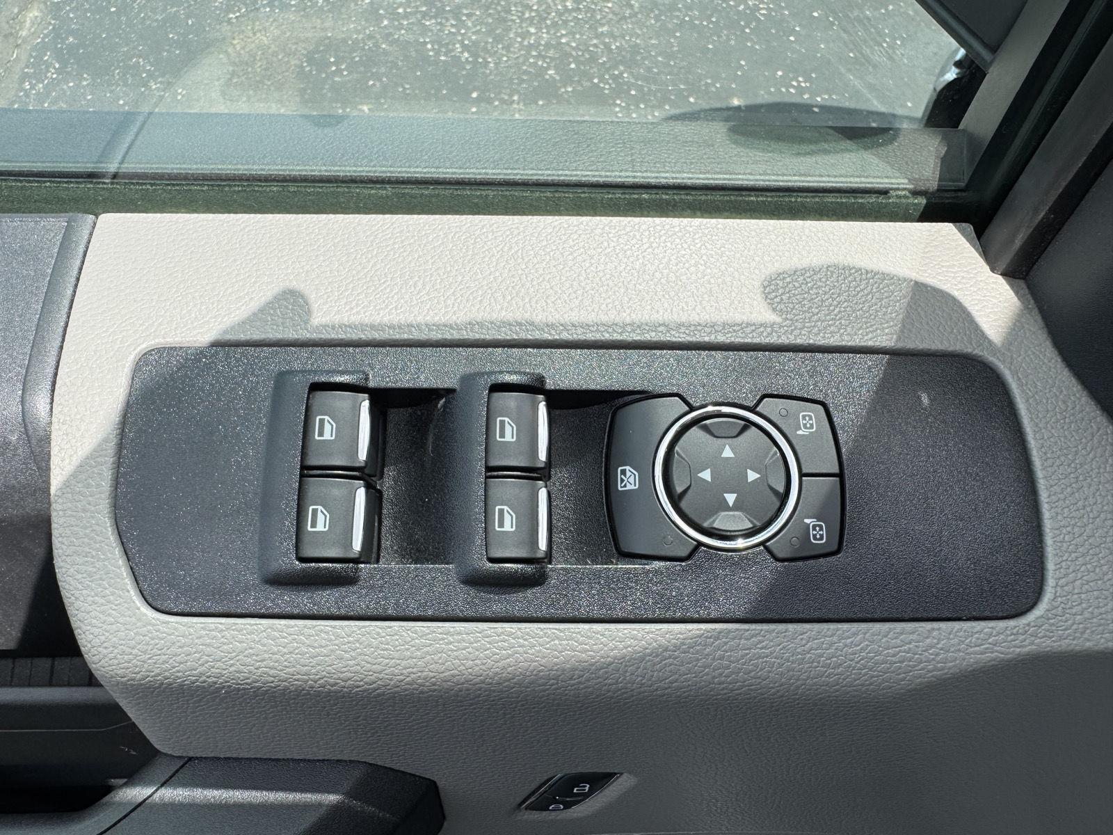 Vehicle photo 19
