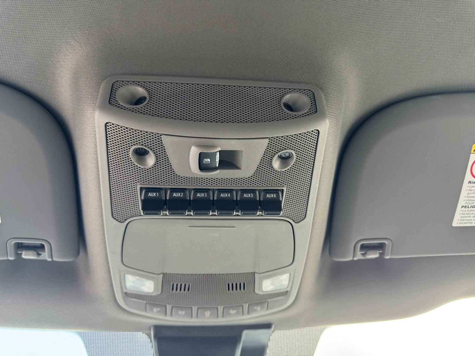 Vehicle photo 29