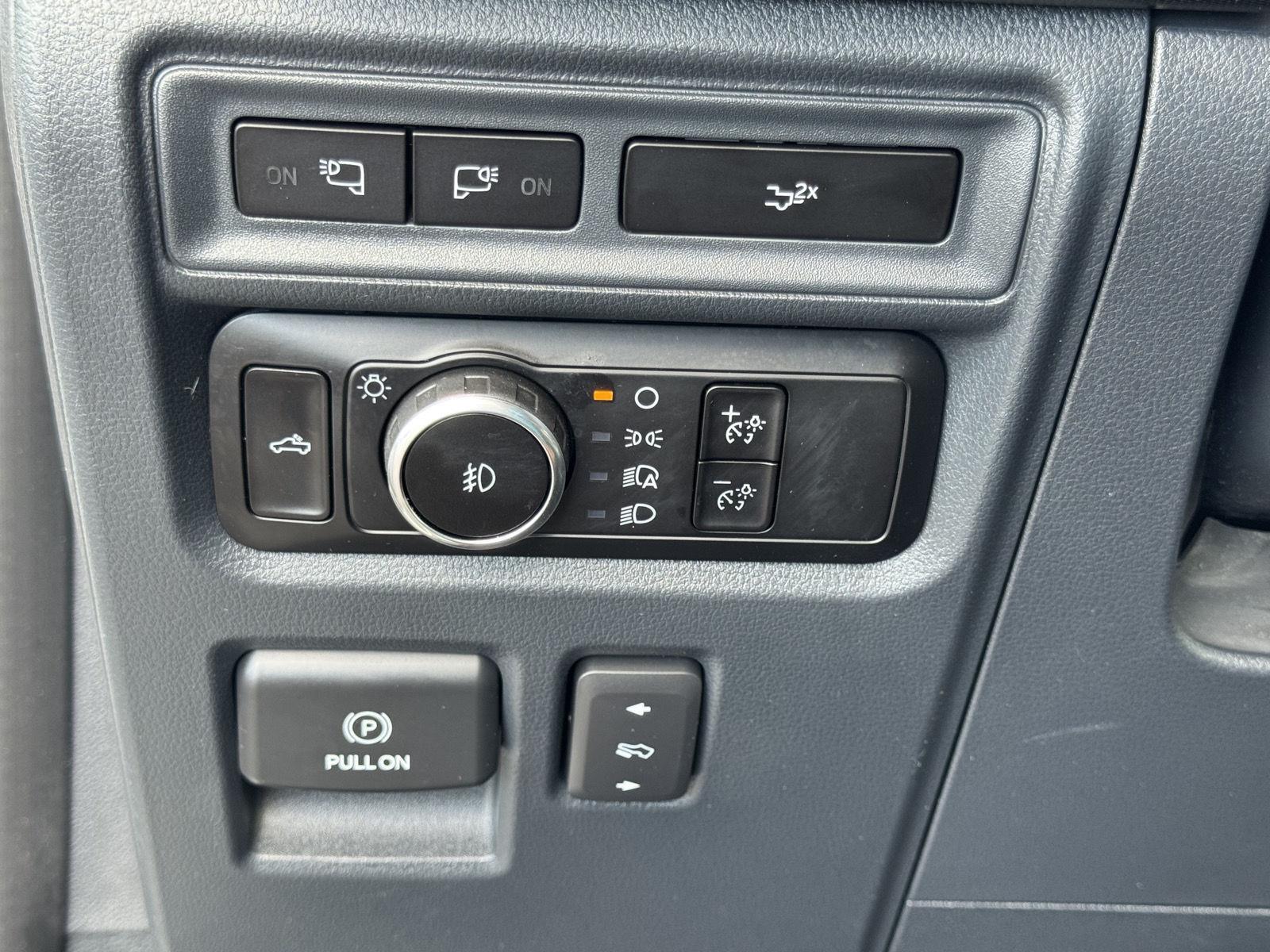 Vehicle photo 16