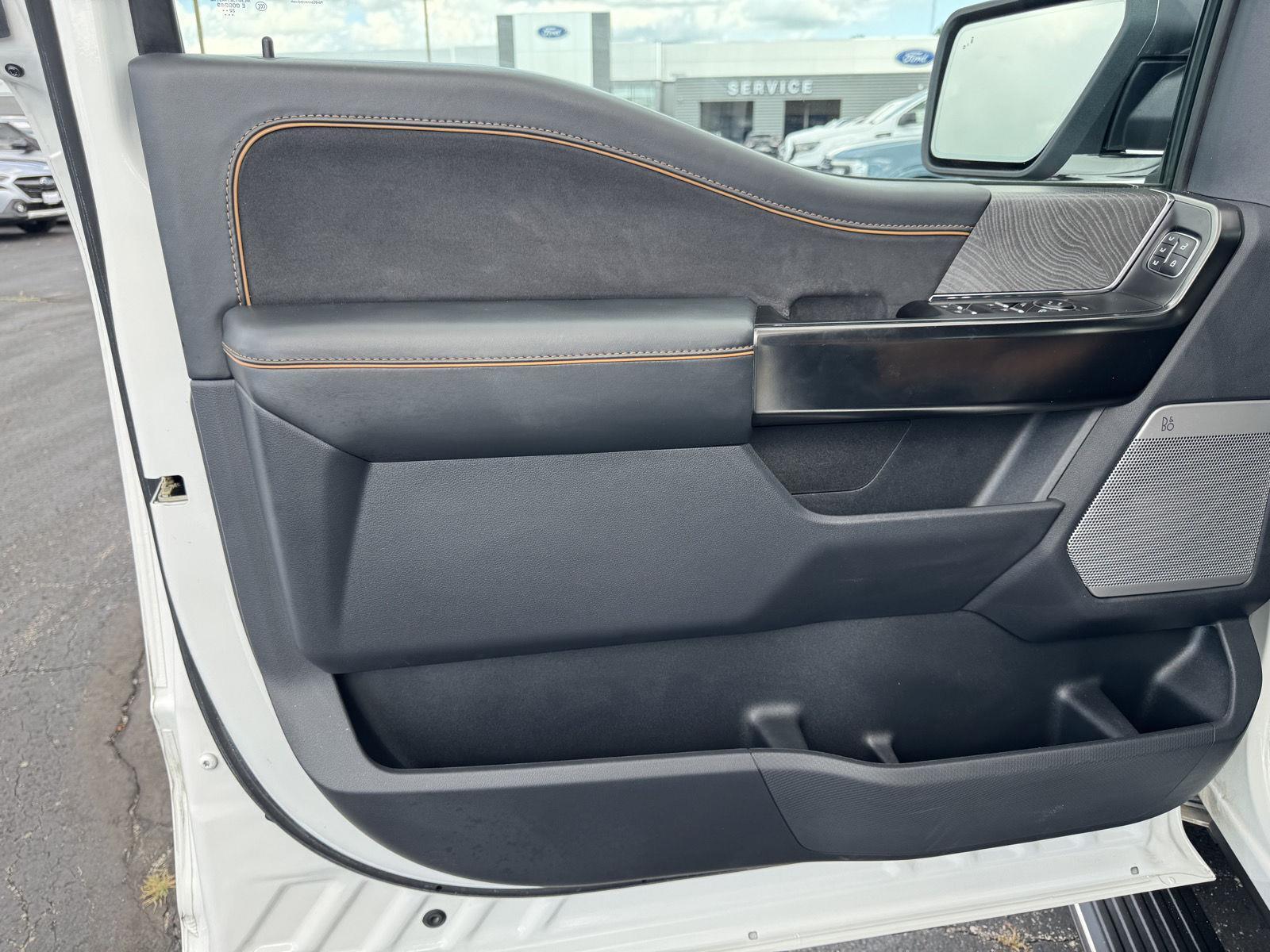 Vehicle photo 17