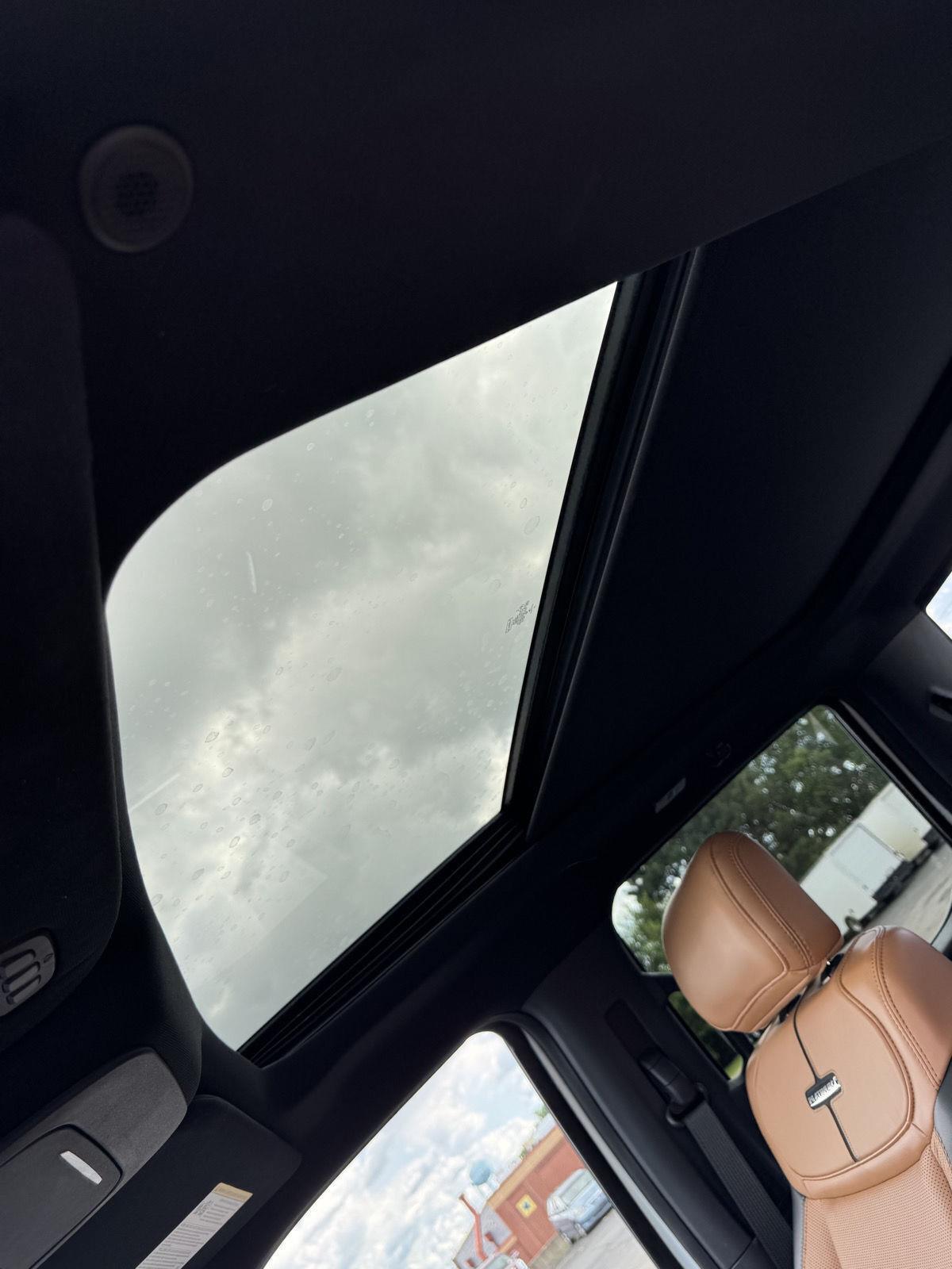 Vehicle photo 29