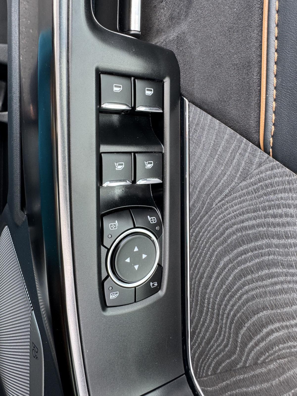 Vehicle photo 30