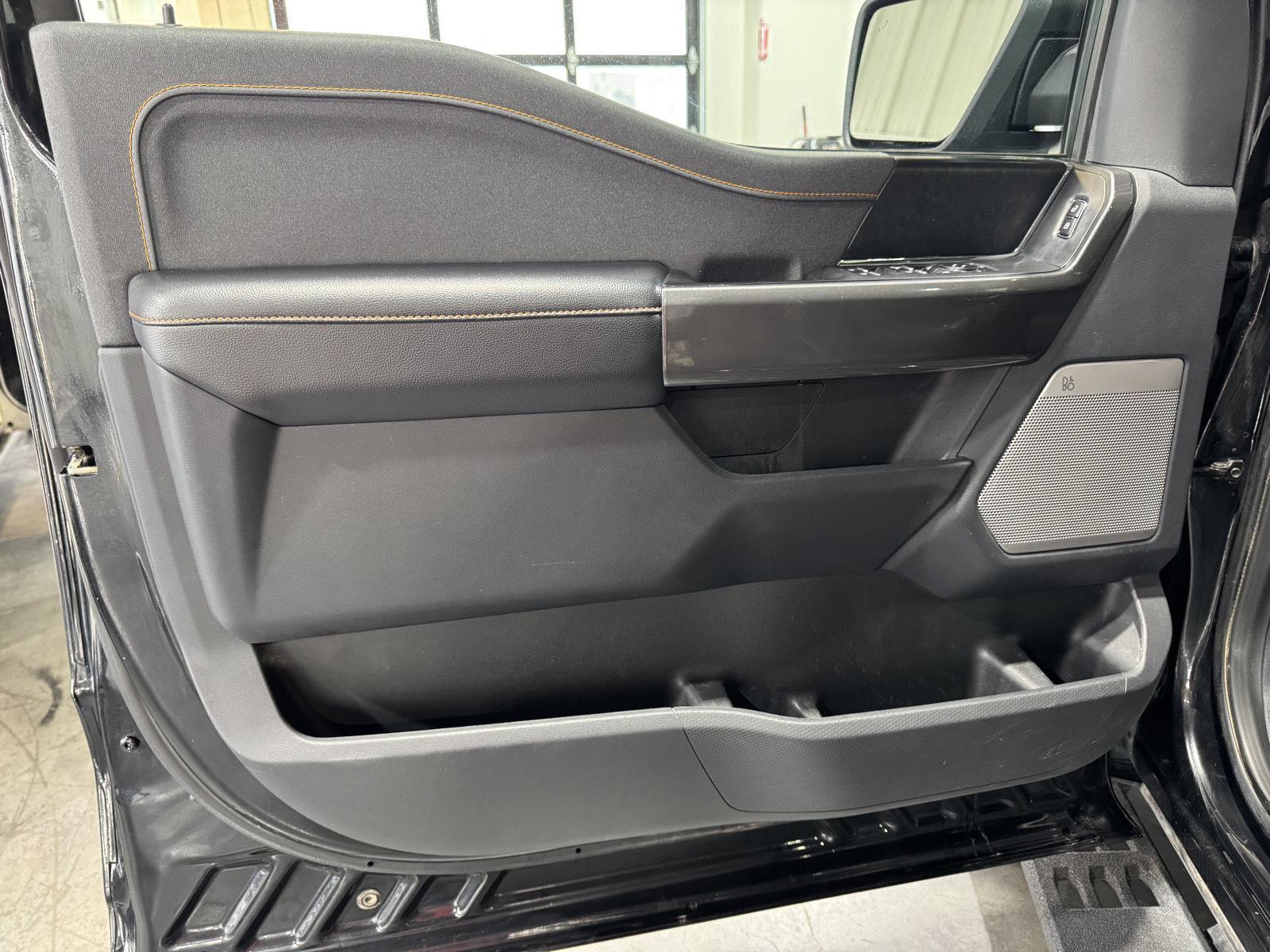 Vehicle photo 17