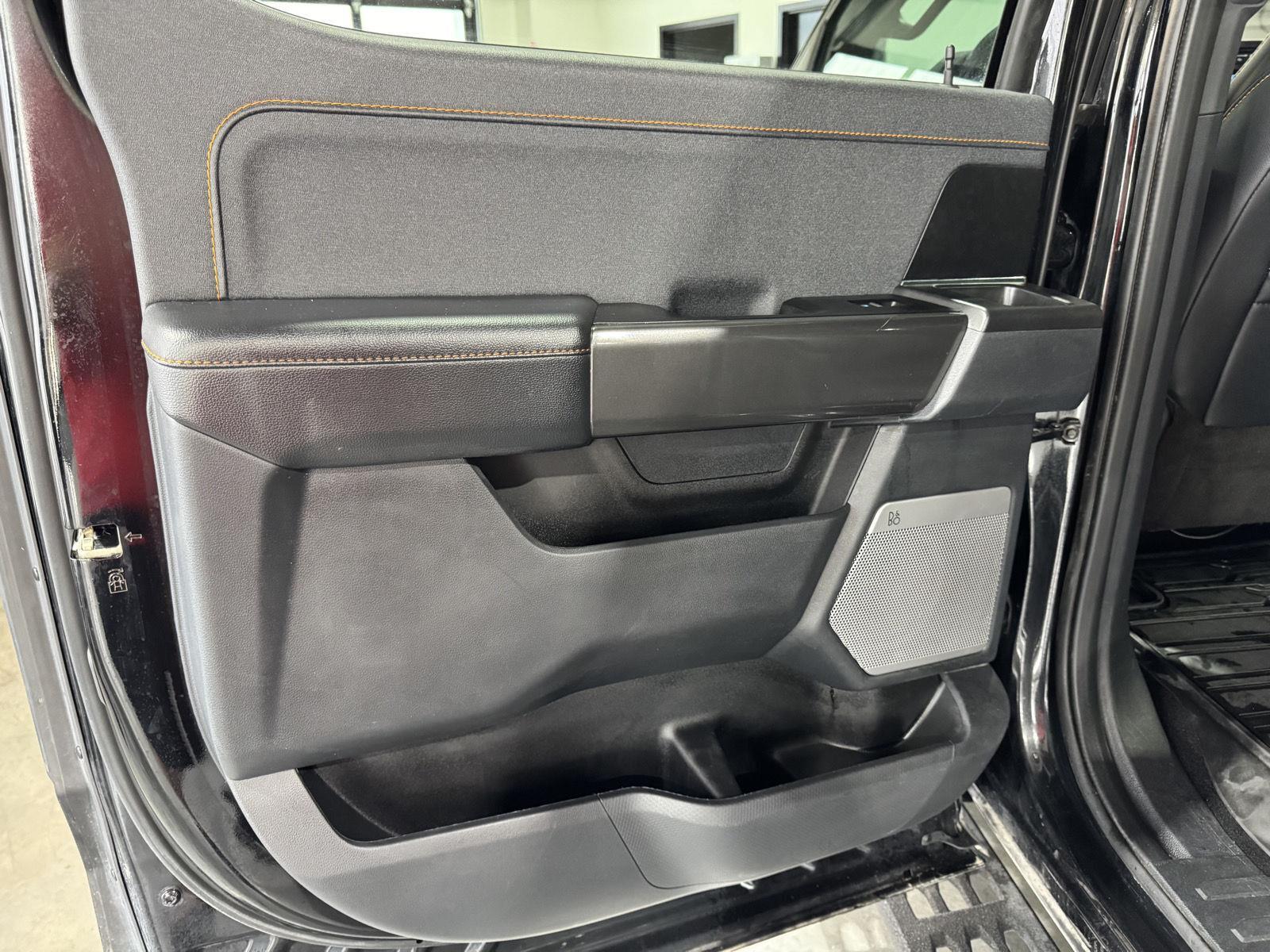 Vehicle photo 26
