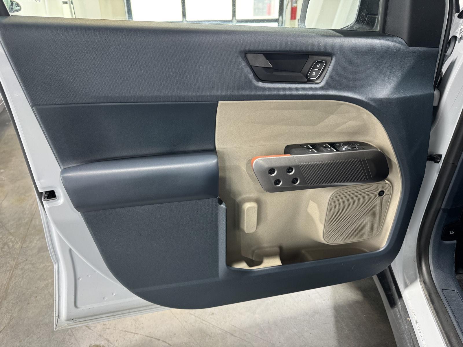 Vehicle photo 17
