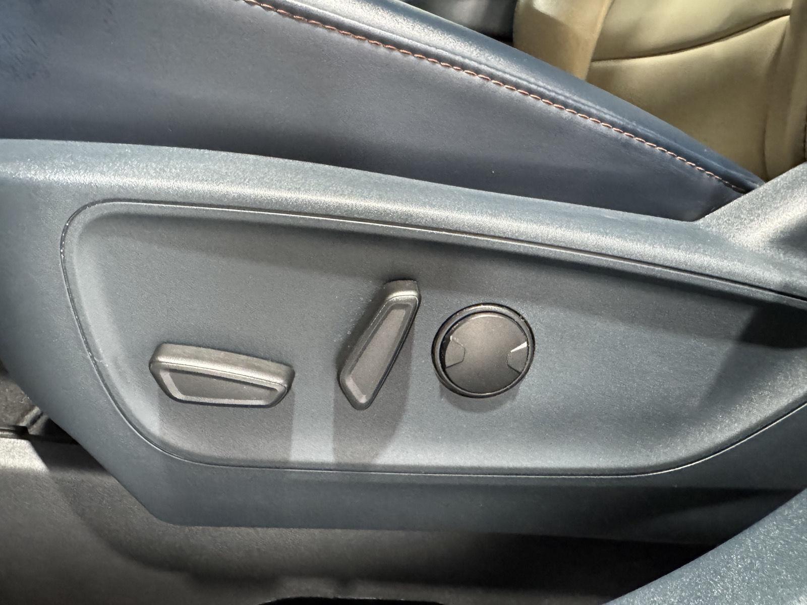 Vehicle photo 19