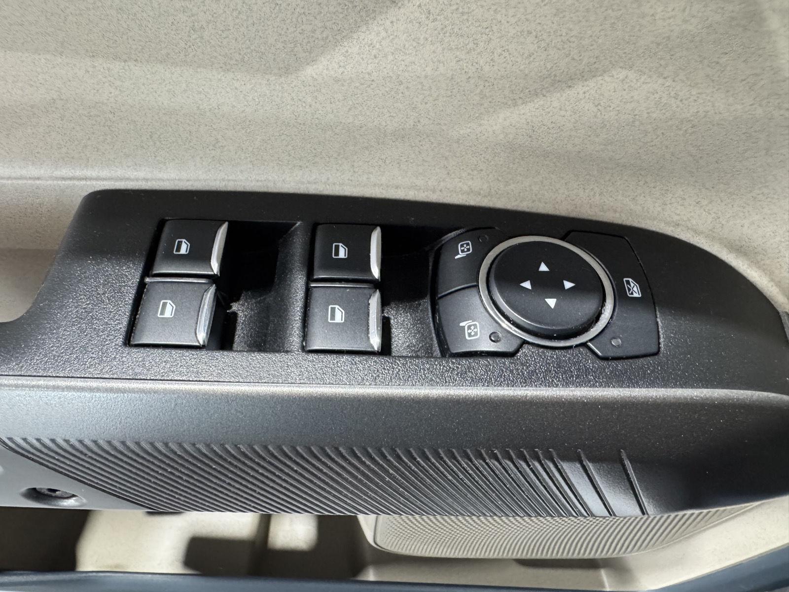 Vehicle photo 33