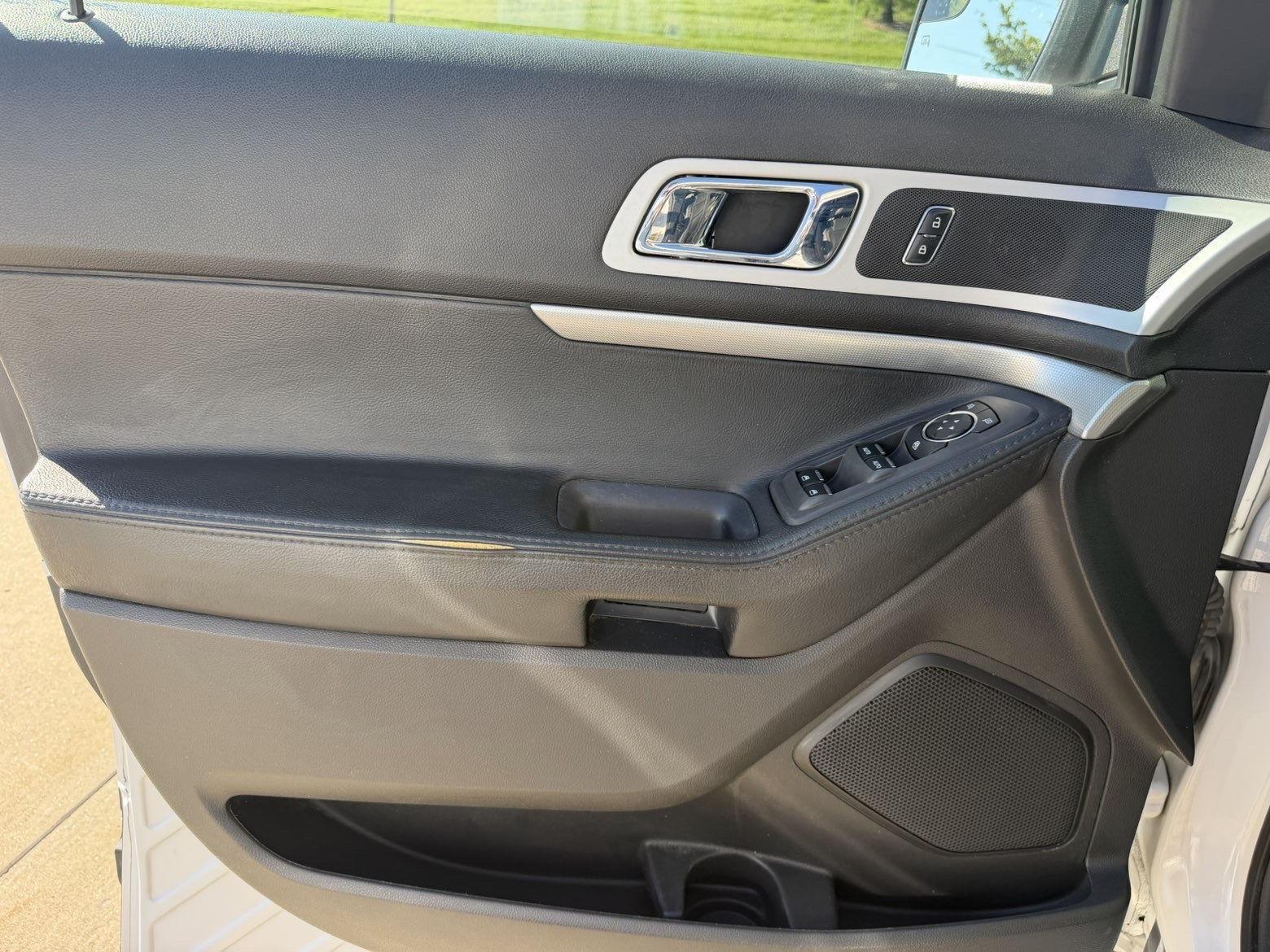 Vehicle photo 14
