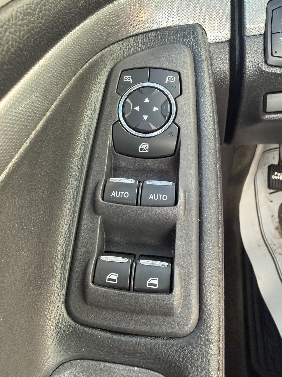 Vehicle photo 15