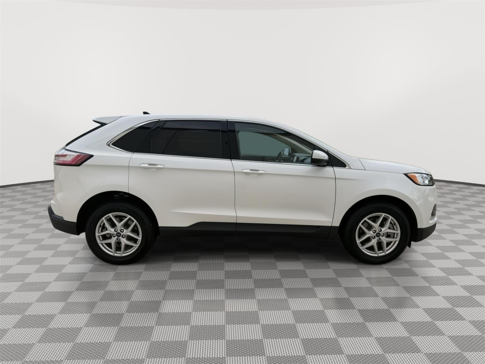 Vehicle photo 7