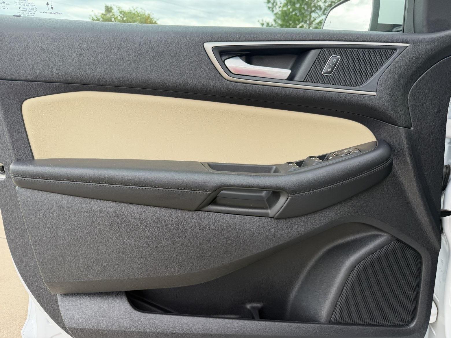 Vehicle photo 14