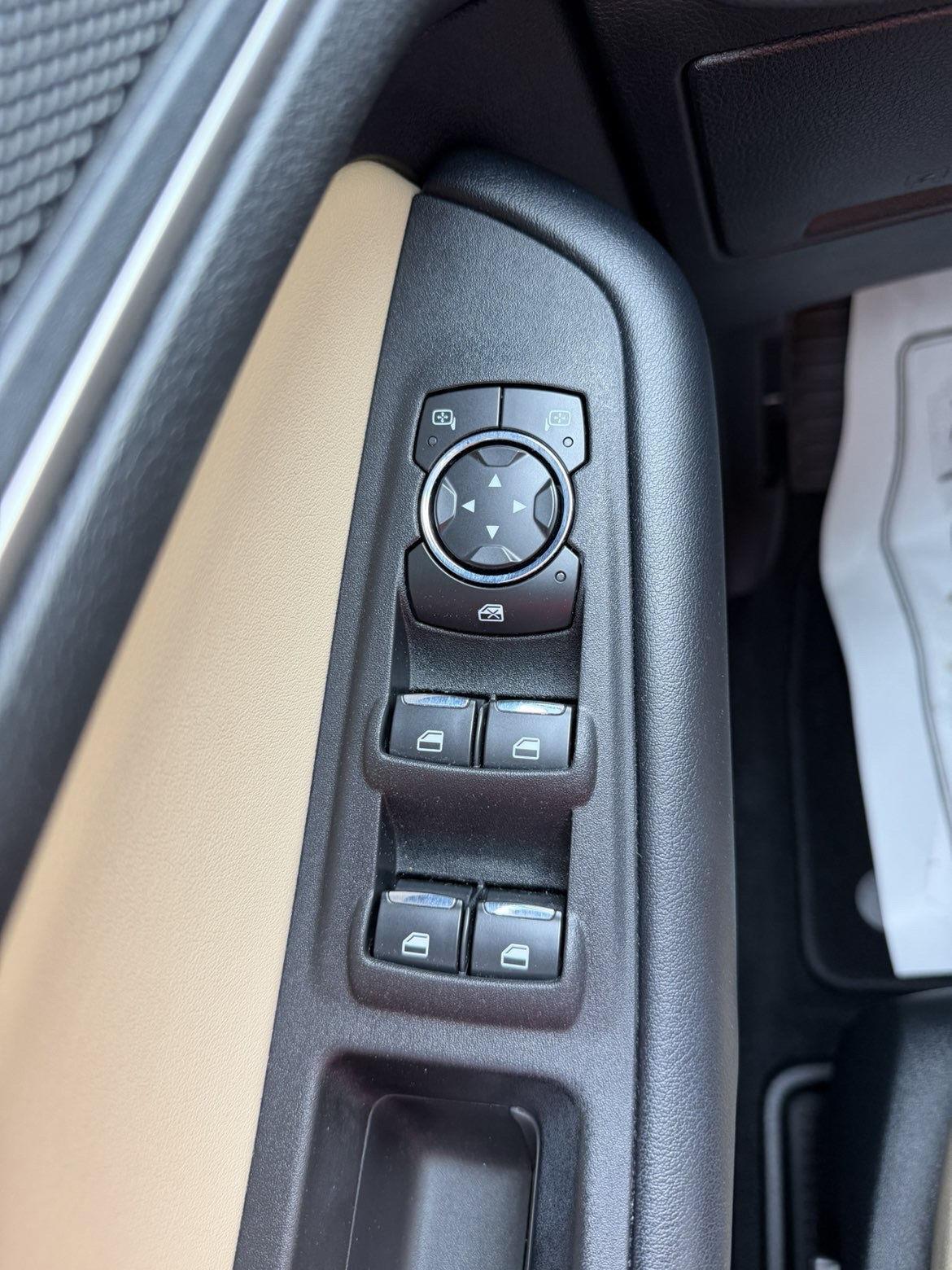 Vehicle photo 15