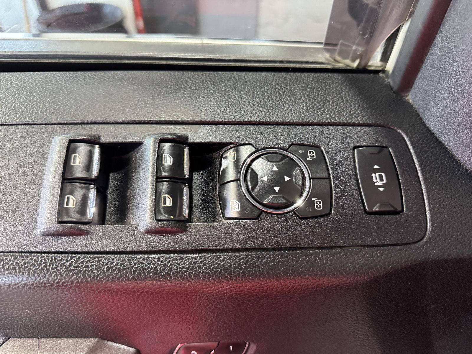 Vehicle photo 32