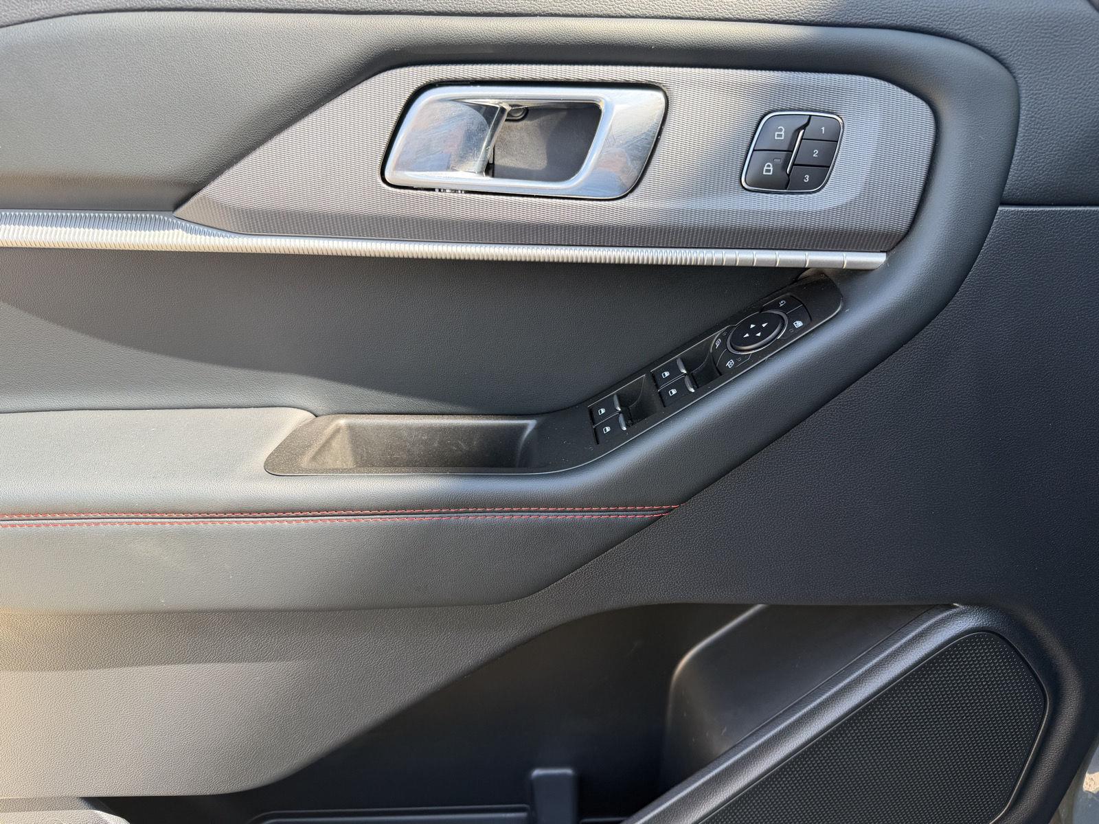 Vehicle photo 11