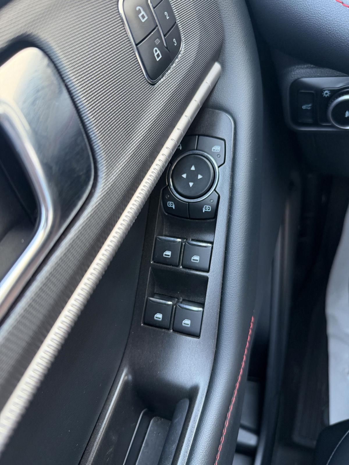 Vehicle photo 12