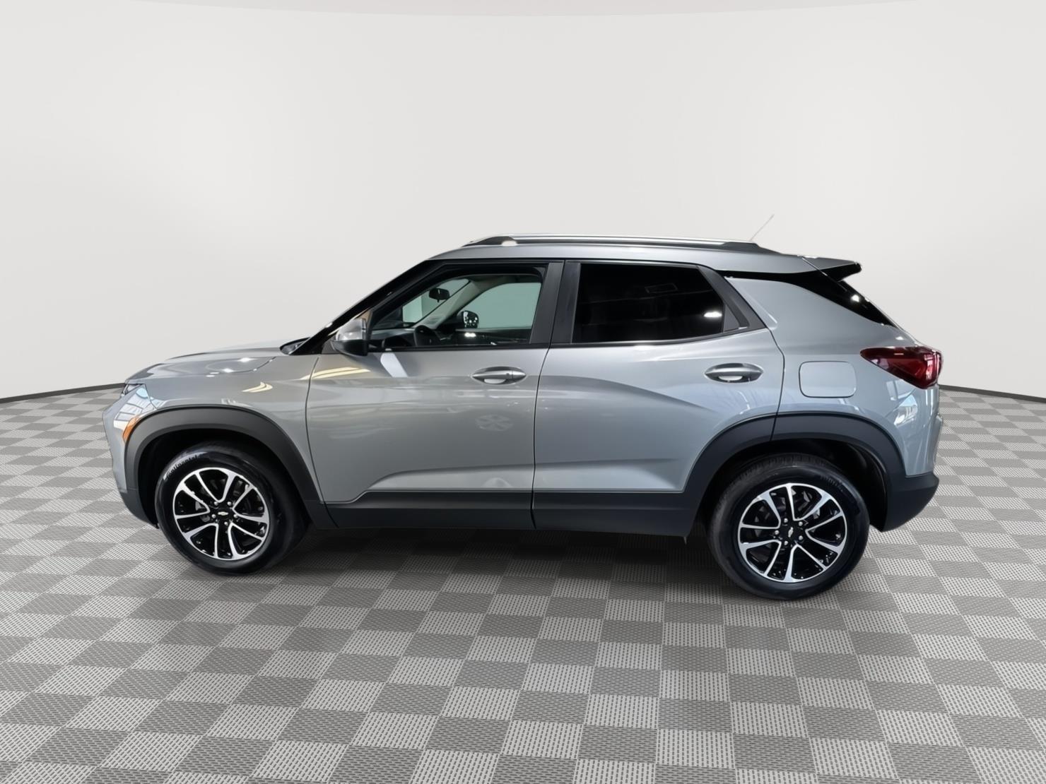 Vehicle photo 2