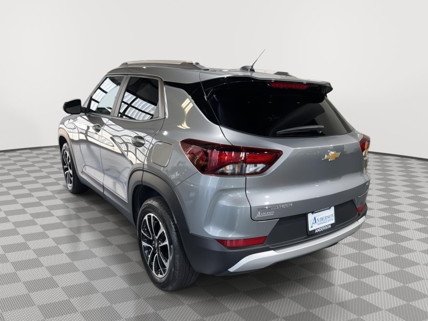 Vehicle photo 9