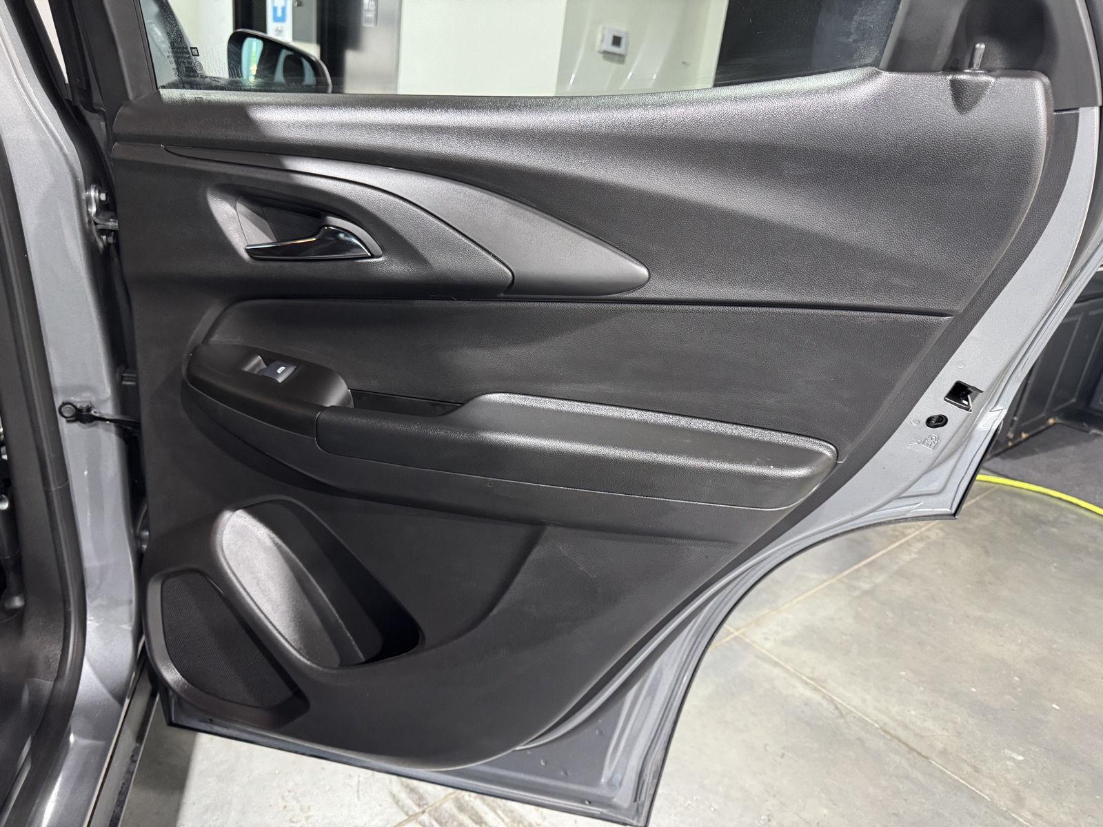 Vehicle photo 23