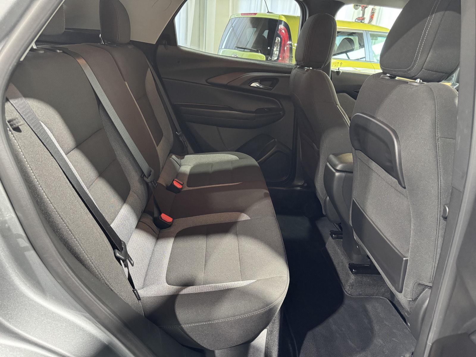 Vehicle photo 24