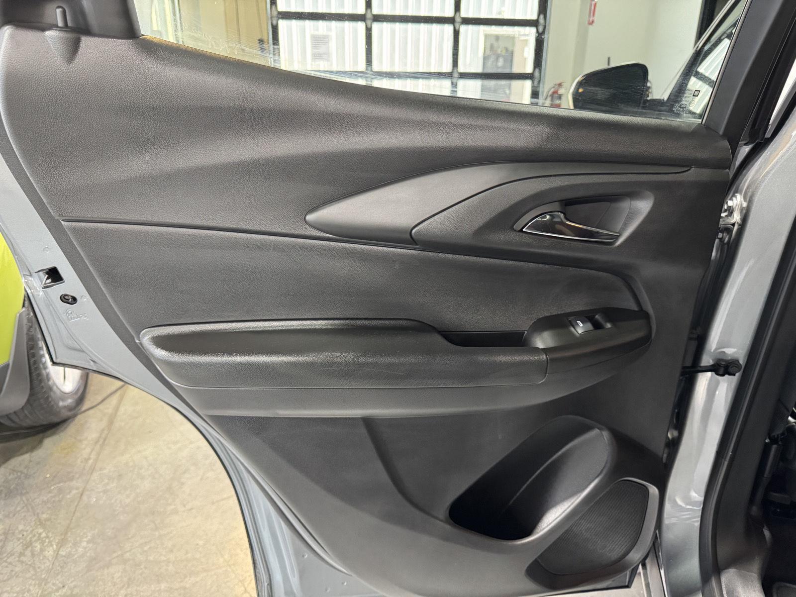Vehicle photo 25