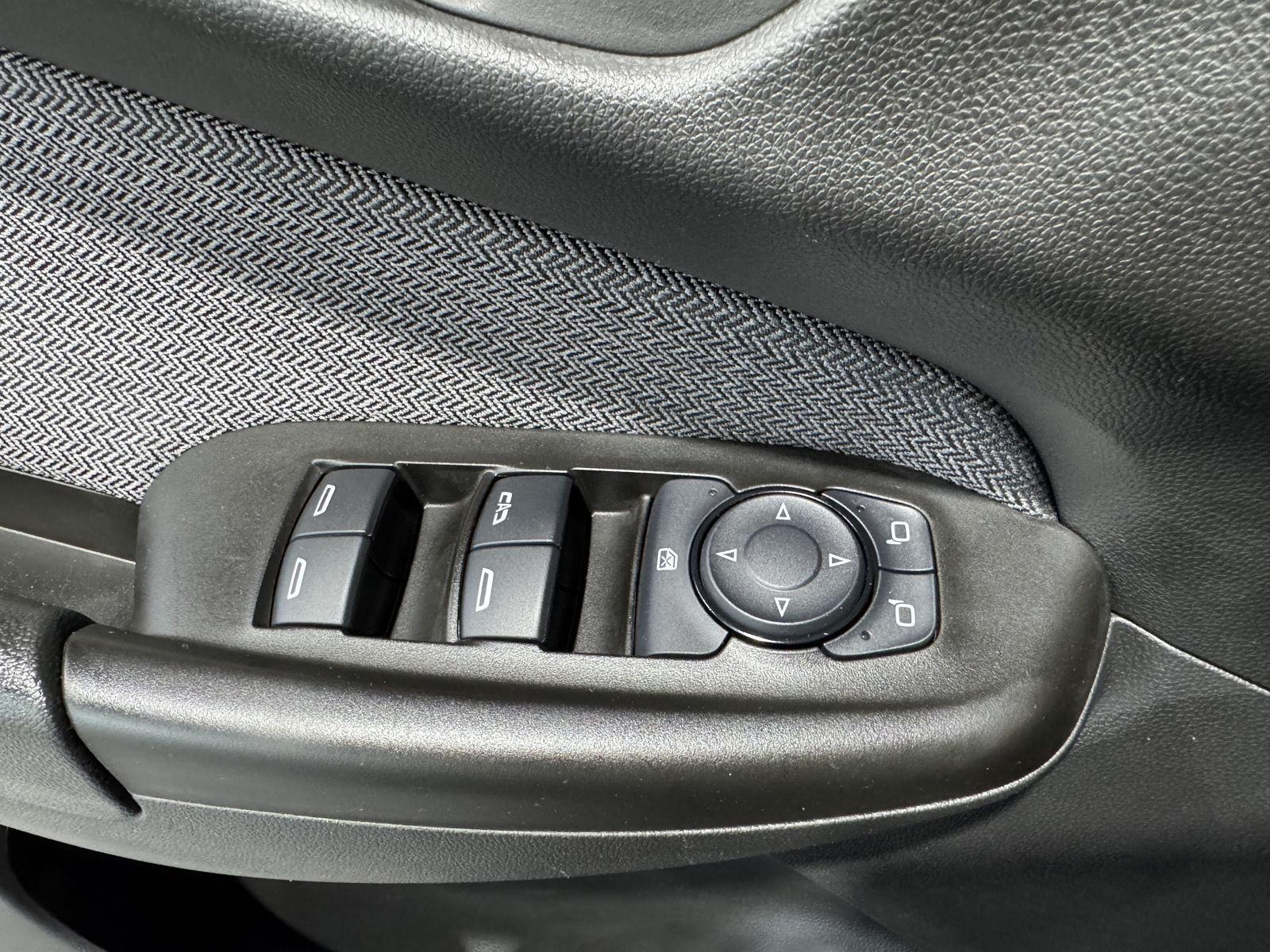 Vehicle photo 33