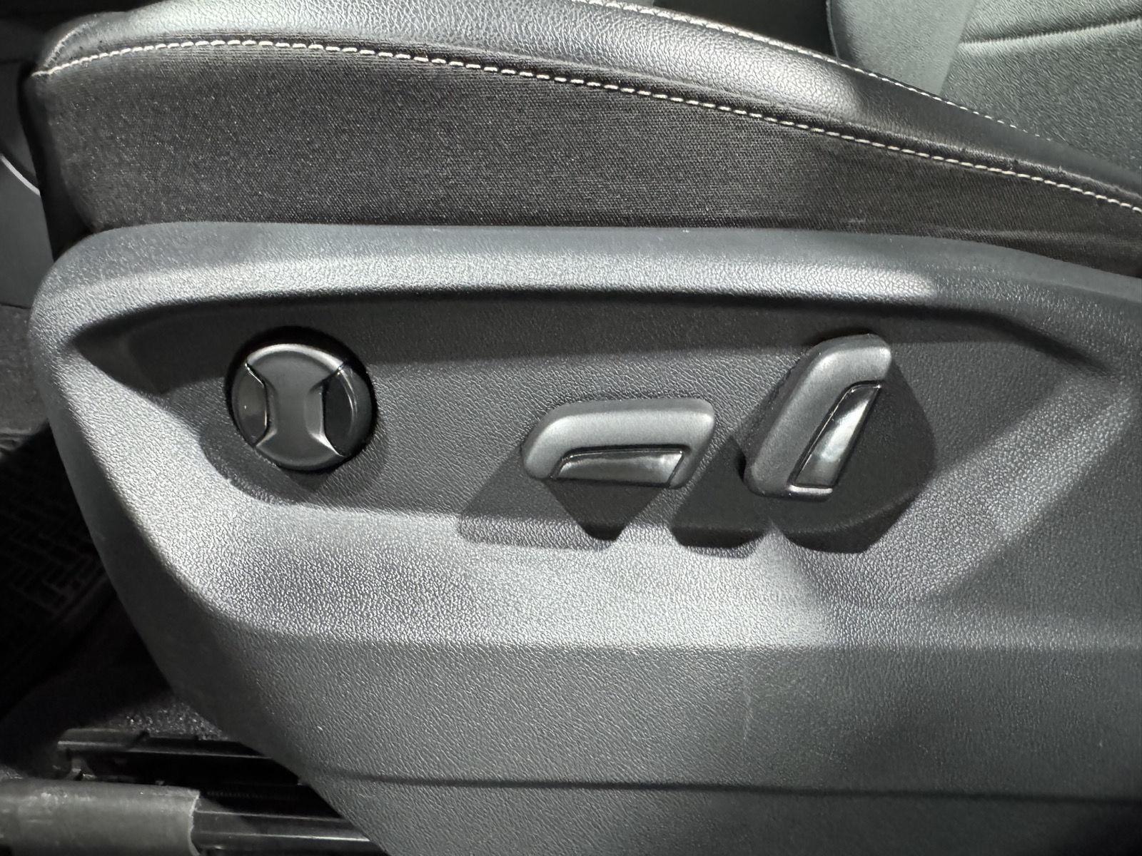 Vehicle photo 19