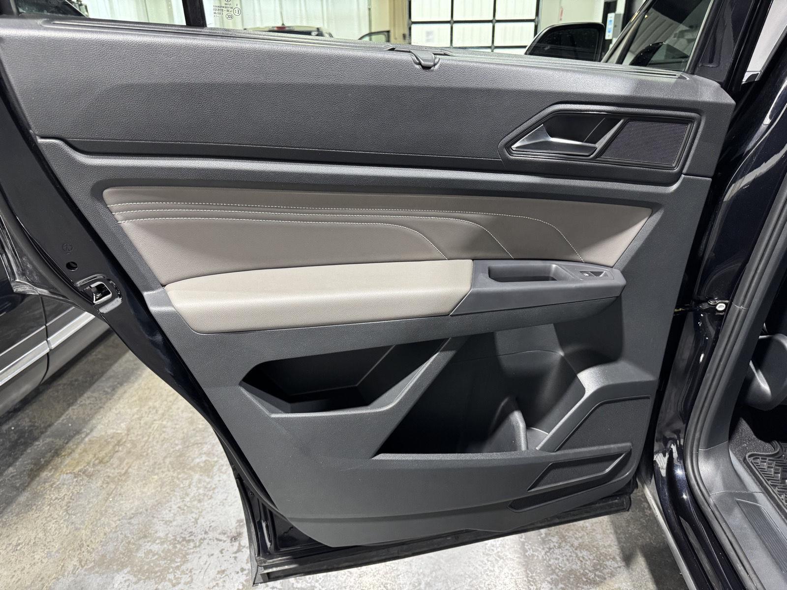 Vehicle photo 26