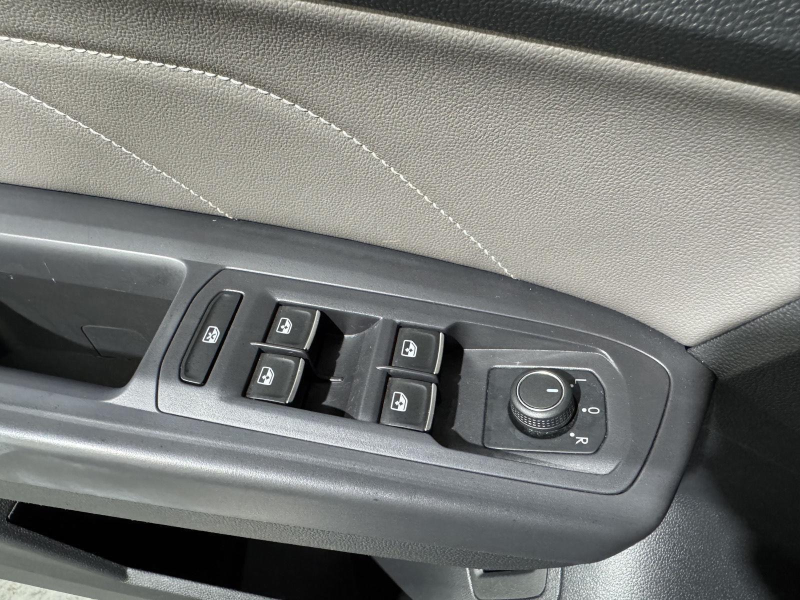 Vehicle photo 35