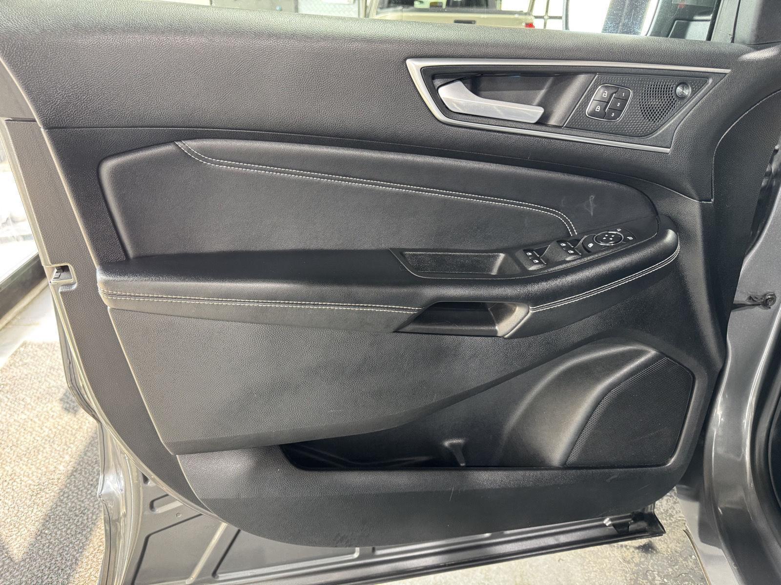 Vehicle photo 17